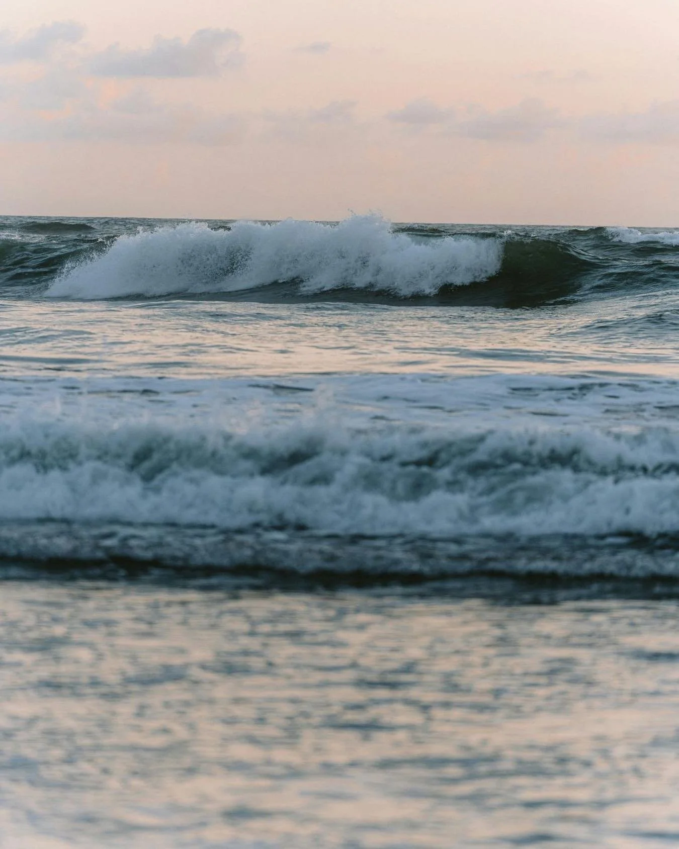 There are few rituals as simple and as rejuvenating as a walk by the sea.

&mdash;

H&aacute; poucos rituais t&atilde;o simples e t&atilde;o revigorantes como uma caminhada &agrave; beira-mar.
.
.
.
#casapordosal #visitalgarve #portugal