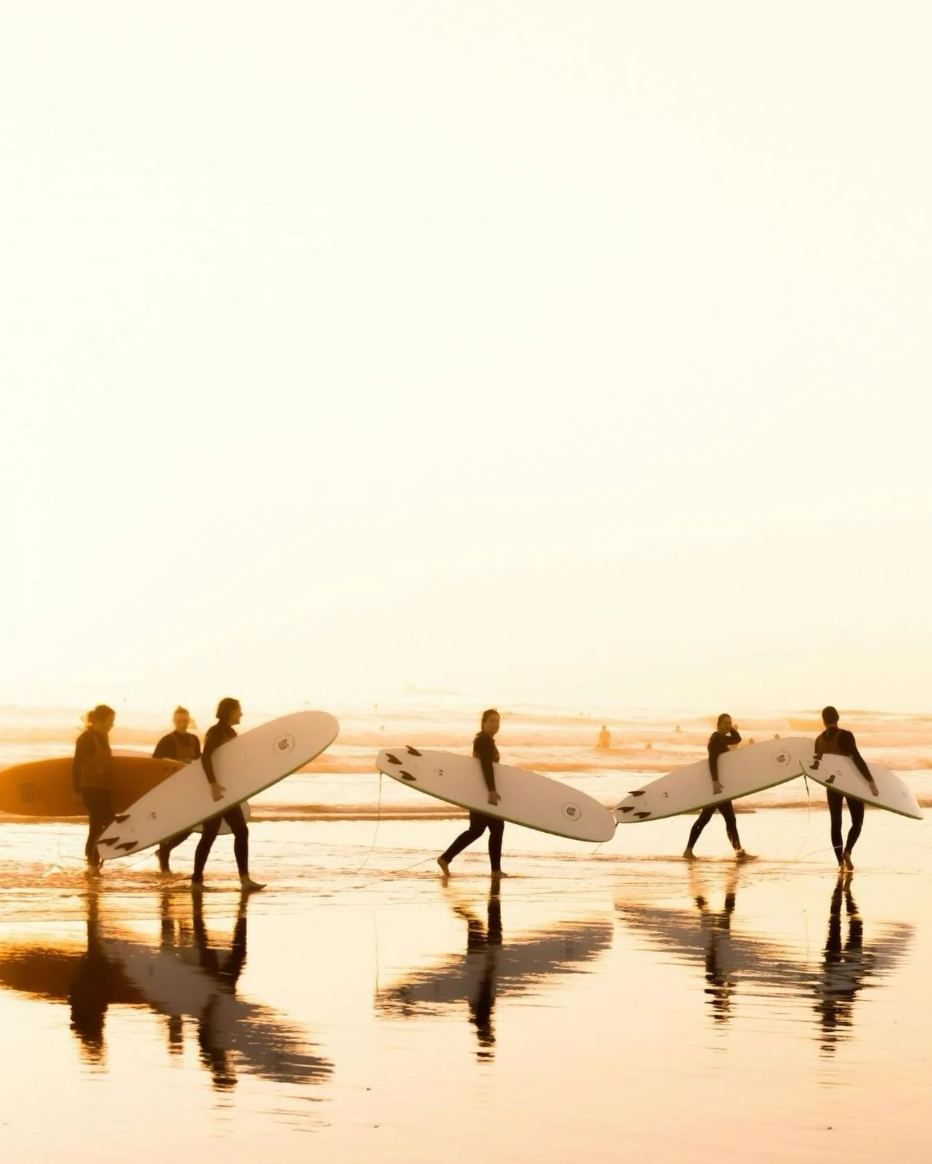 At Casa P&ocirc;r do Sal, each day is an invitation to step out of autopilot.
Walk onto the sand earlier, step into the sea even without certainty, say yes to what you don&rsquo;t yet master.
Because the comfort zone is safe&hellip; but it&rsquo;s no