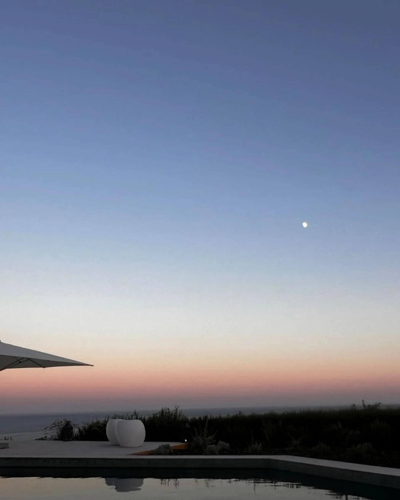 Casa P&ocirc;r do Sal: where the sun sets, the sea grows quiet, and tranquility unfolds naturally.

&mdash;

Casa P&ocirc;r do Sal: onde o sol se p&otilde;e, o mar sossega e a tranquilidade acontece naturalmente.
.
.
.
#casapordosal #portugal #visita