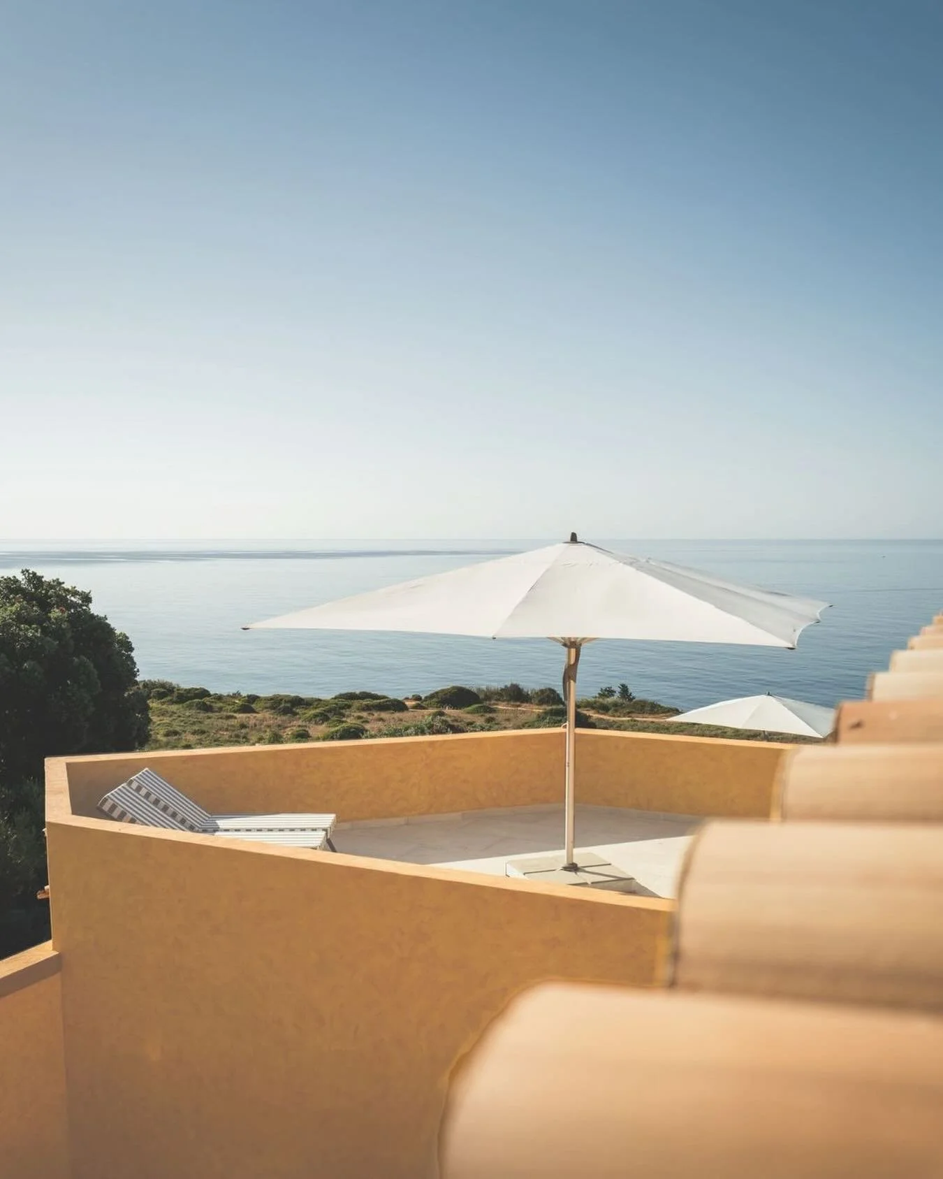 At Casa Por do Sal, spring brings with it new beginnings and late afternoons meant to be savoured in tranquility.
The light softens, the sky warms into golden tones, and the sea reflects each moment as if time itself were suspended. It is within this
