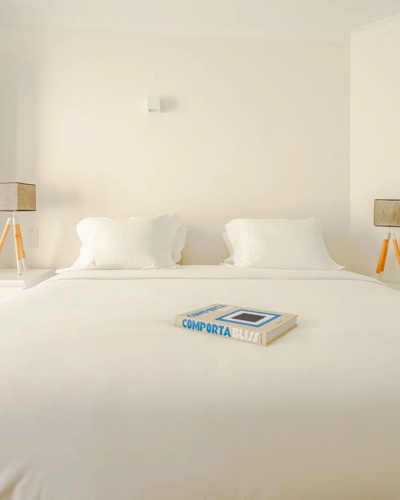 A house. Seven suites. 

Designed to offer comfort and tranquility, in perfect harmony with nature. Each room ensures complete privacy in a calm and inspiring setting.

&mdash;

Uma casa. Sete su&iacute;tes. 

Desenhadas para oferecer conforto e tran