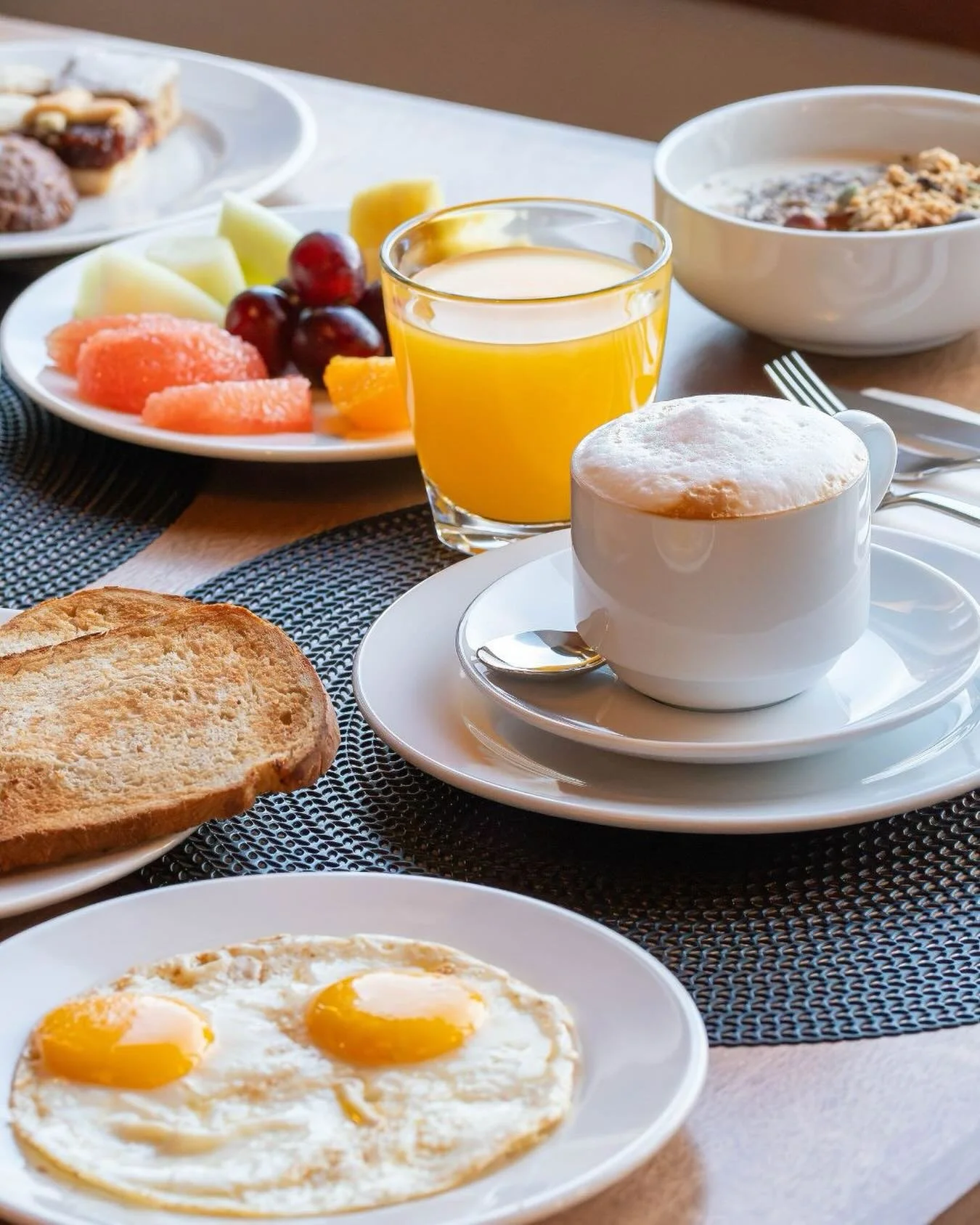 Todos sonham com um pequeno-almo&ccedil;o de hotel.
 Na Casa P&ocirc;r do Sal, ele espera por si, todos os dias.
 ⠀⠀⠀⠀⠀⠀⠀⠀⠀⠀
O aroma do caf&eacute; acabado de fazer, o p&atilde;o ainda quente, a fruta fresca, os sabores simples que sabem melhor quand