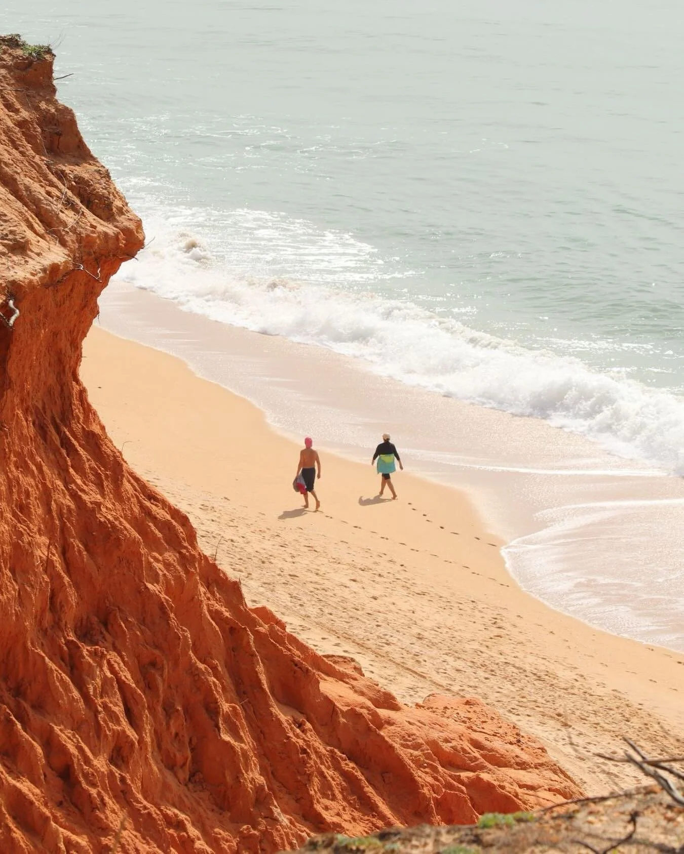 H&aacute; praias que ficam na mem&oacute;ria.
Por perto, tr&ecirc;s destacam-se: a Praia Dona Ana, a Praia do Camilo e a Praia do Burgau.
Na Casa P&ocirc;r do Sal, o dif&iacute;cil n&atilde;o &eacute; escolher. &Eacute; querer sair daqui para as conh