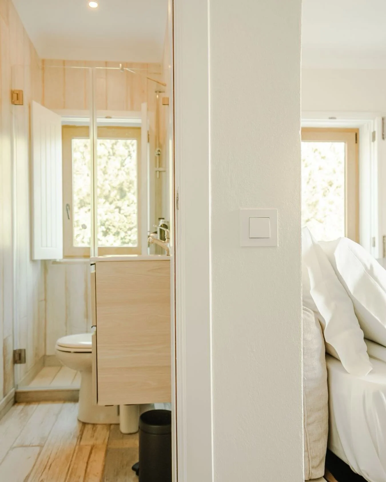 Design e Natureza. Uma dupla imbat&iacute;vel em espa&ccedil;os pensados para come&ccedil;ar o dia com calma, entre o conforto do quarto e a leveza de um novo amanhecer.

&mdash;

A space designed to start the day calmly, between the comfort of the b