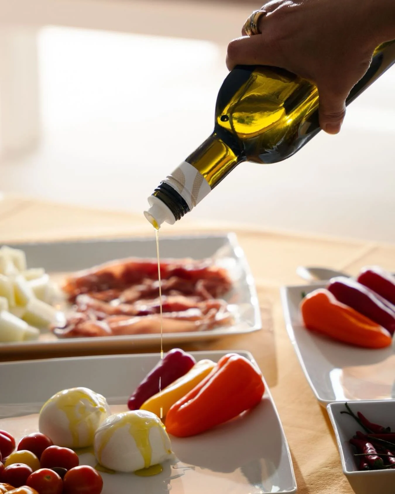 Azeite, produtos frescos e sabores mediterr&acirc;nicos numa ementa saud&aacute;vel e numa mesa que tanto acolhe o romance a dois ou a partilha entre muitos.

&mdash;

Olive oil, fresh produce, and Mediterranean flavours come together in a healthy me