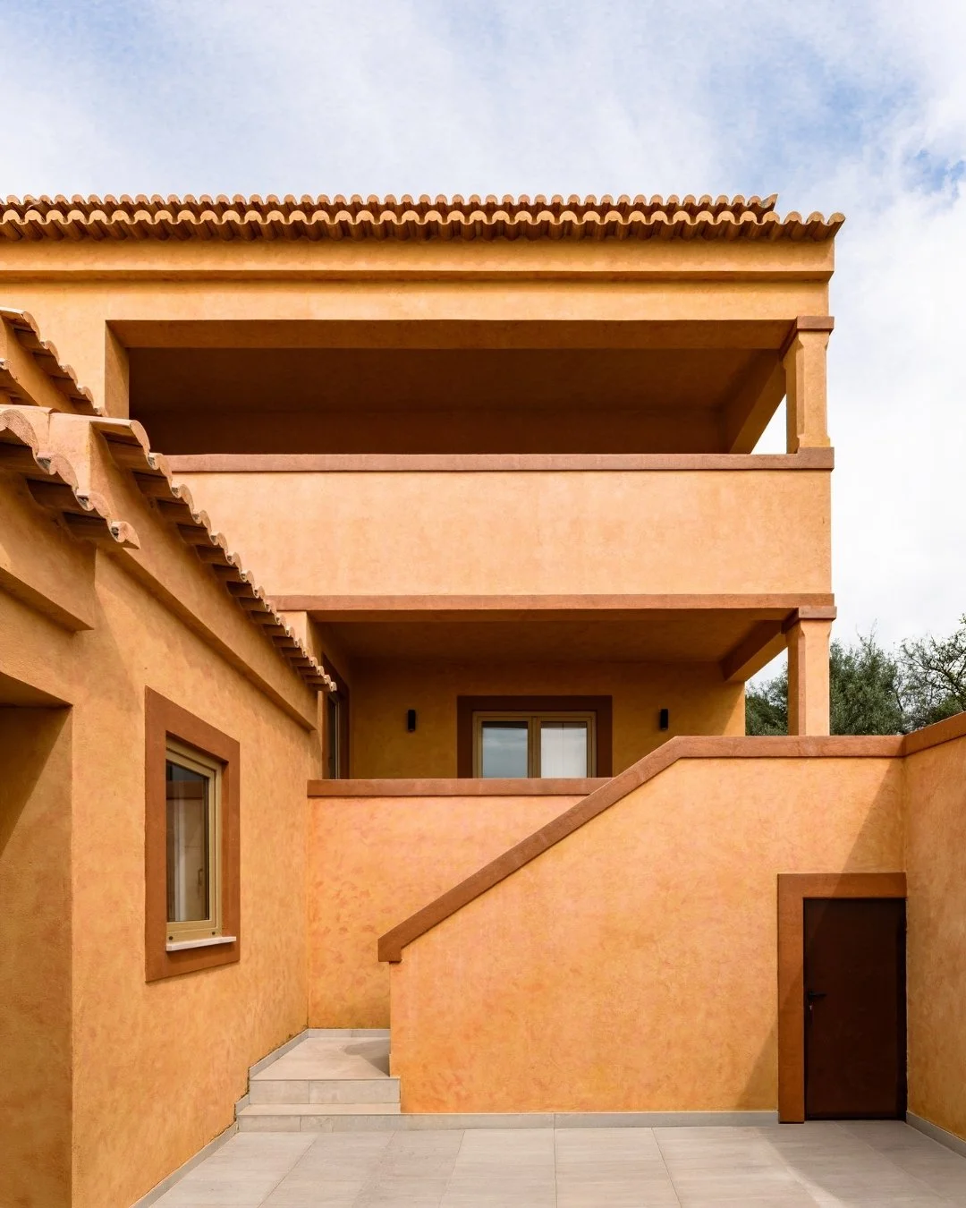 Tons aquecidos pelo sol, recantos tranquilos e uma arquitetura que se funde naturalmente na paisagem. Um lugar onde a simplicidade se sente intemporal.

---

A space thoughtfully designed for rest, calm, and contemplation. Of course, you can also rea