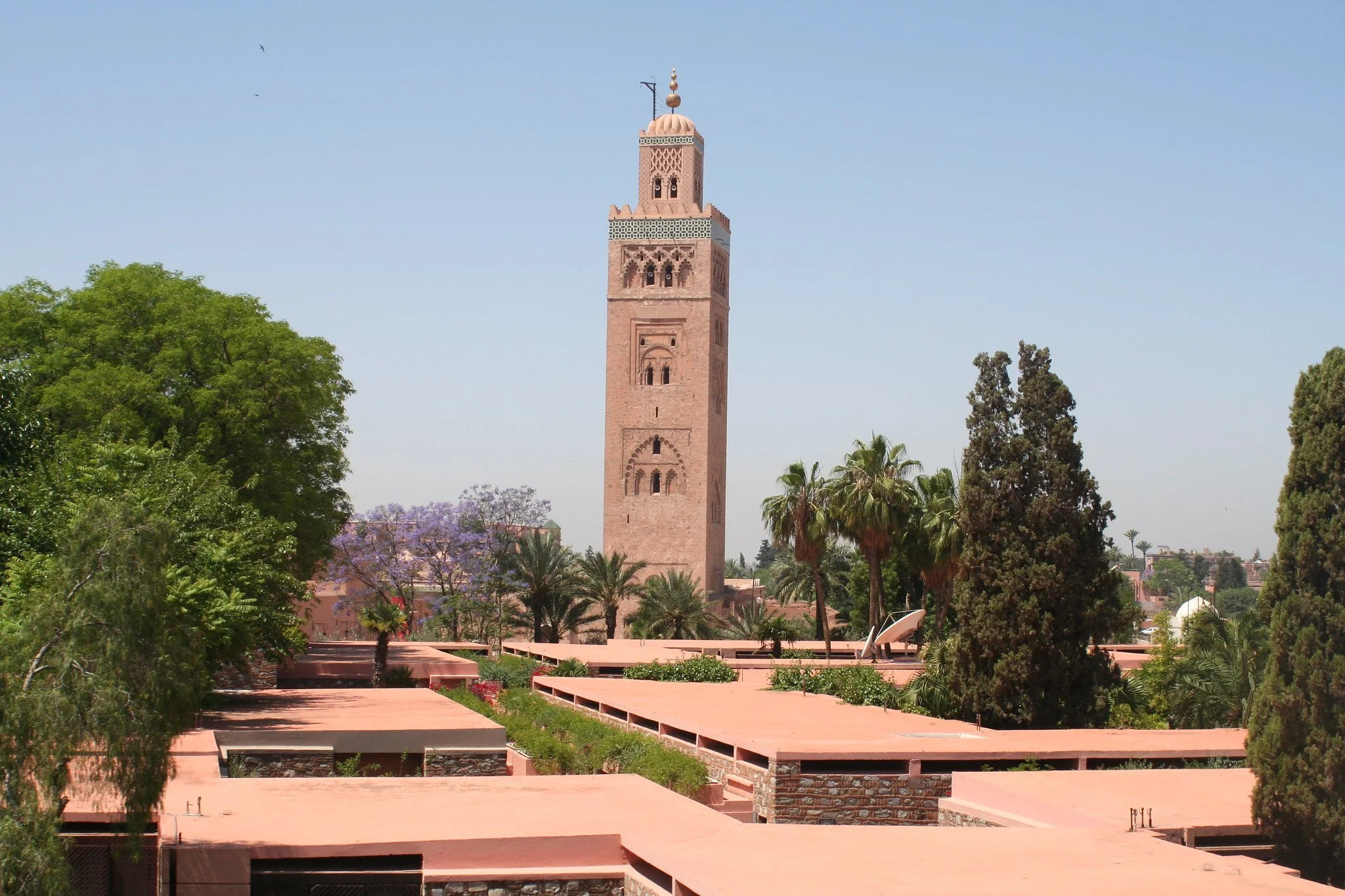 Toits-terrasses roses du Club Med La Médina à Marrakech, avec le minaret de la Koutoubia derrière, mai 2006