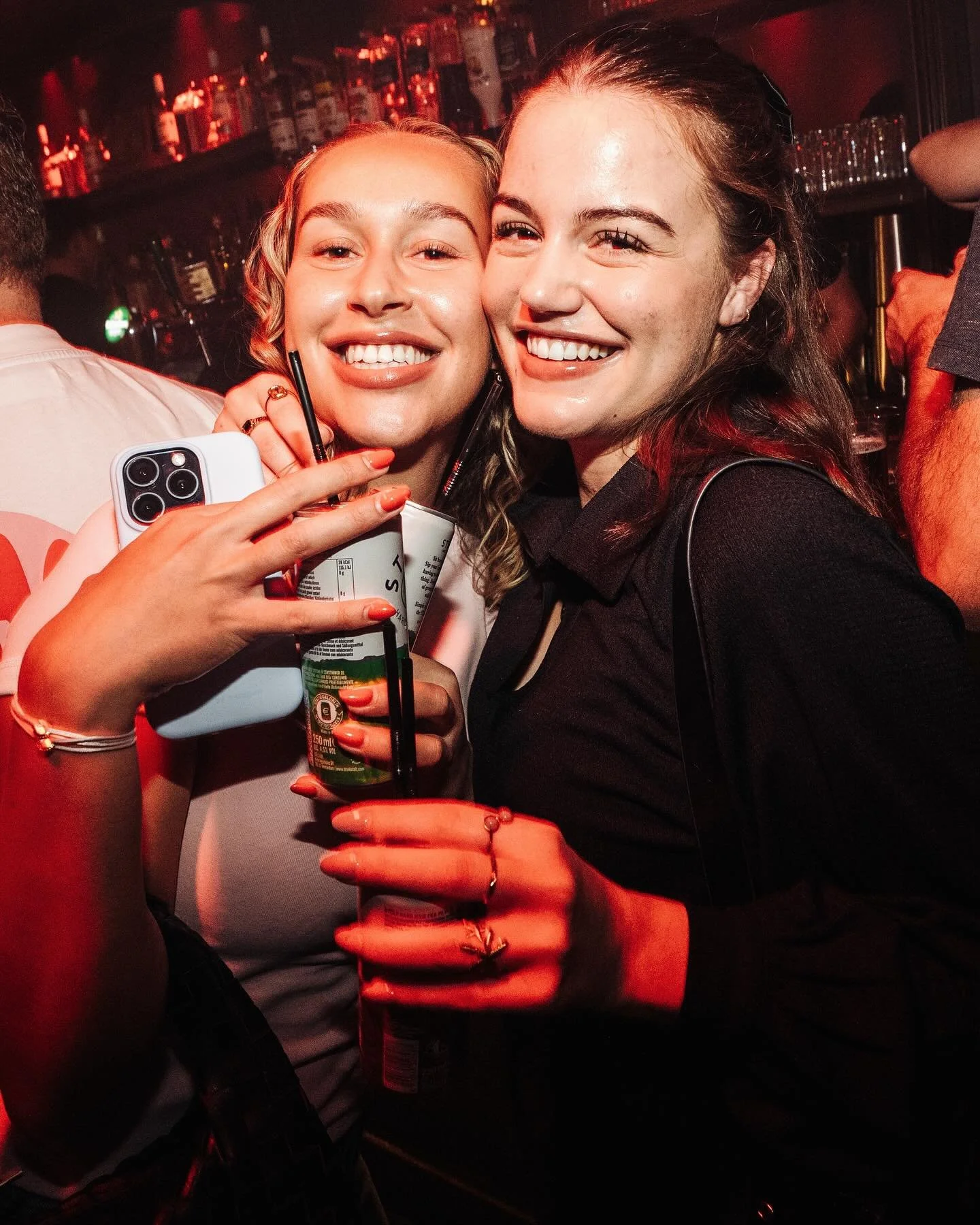 𝑫𝒊𝒏𝒔𝒅𝒂𝒈? 𝑫𝒊𝒆 𝒗𝒊𝒆𝒓 𝒋𝒆 𝒏𝒂𝒕𝒖𝒖𝒓𝒍𝒊𝒋𝒌 𝒃𝒊𝒋 𝒐𝒏𝒔! 🍻
Vanaf 19.00 staan de fluitjes weer koud & draaien we de lekkerste muziek van eigen bodem. Met Luuk achter de schuif wordt dit een dinsdagavond voor in de boeken. 🎉
👉