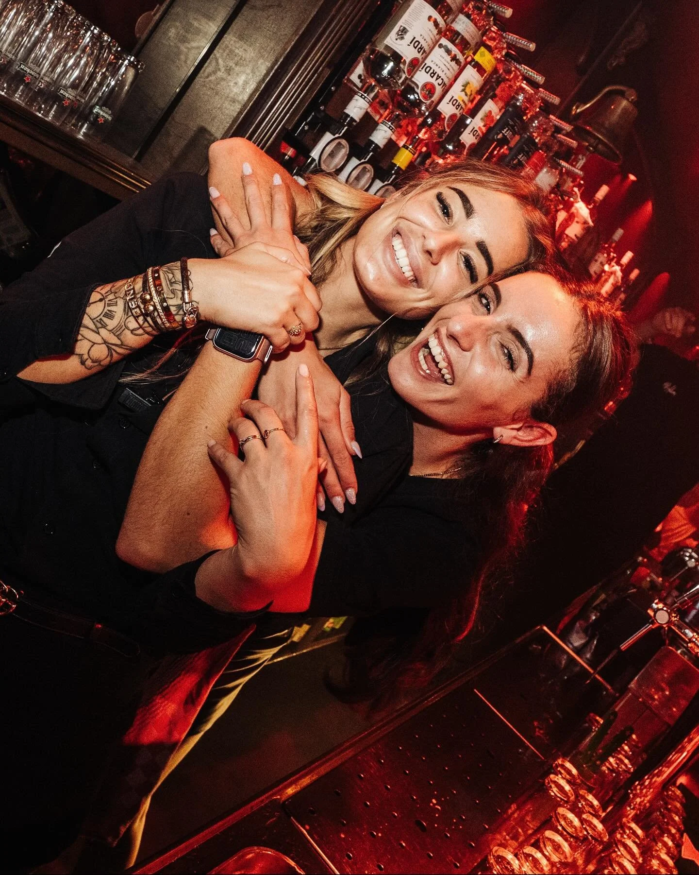 𝑬𝒊𝒏-𝒅𝒆-𝒍𝒊𝒋𝒌 𝒘𝒆𝒆𝒌𝒆𝒏𝒅!🍻 Vanaf 19.00 vanavond trappen we af met onze eigen huiszangers tot diep in de nacht 🎤
➡️ Morgen zijn we vanaf 17.00 geopend voor 𝑷𝑺𝑽 – Telstar op grote schermen, gevolgd door een afterparty zoals je di