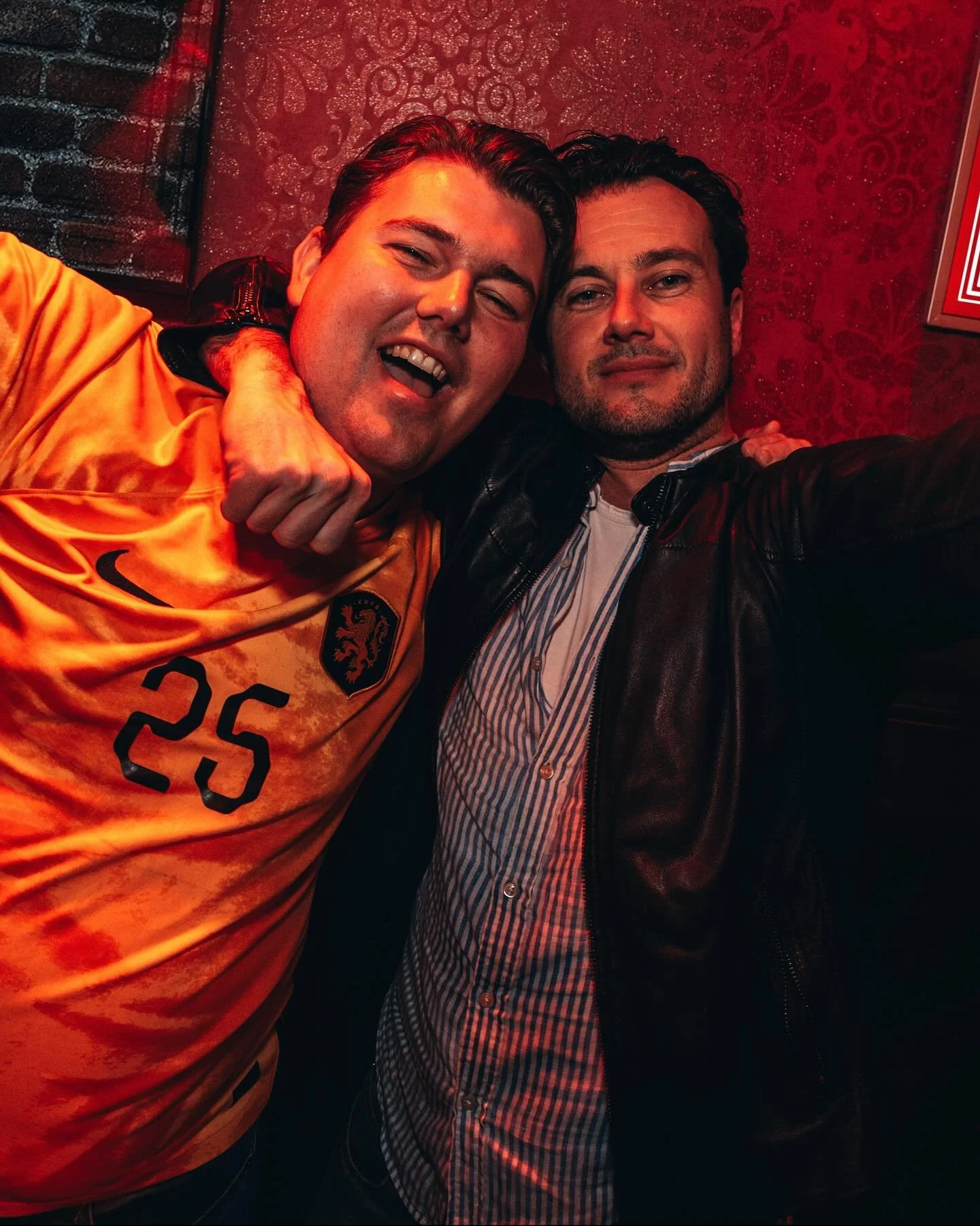 🧡⚽ 𝑽𝒂𝒏𝒅𝒂𝒂𝒈 𝒊𝒔 𝒉𝒆𝒕 𝒛𝒐𝒗𝒆𝒓! De topper van de WK-kwalificatie staat op het programma: de (op papier) 2 sterkste teams uit de poule nemen het tegen elkaar op.
🕖 Deuren open: 19.00
⏰ Aftrap: 20.45
🎉 Afterparty: zoals je van ons gewend