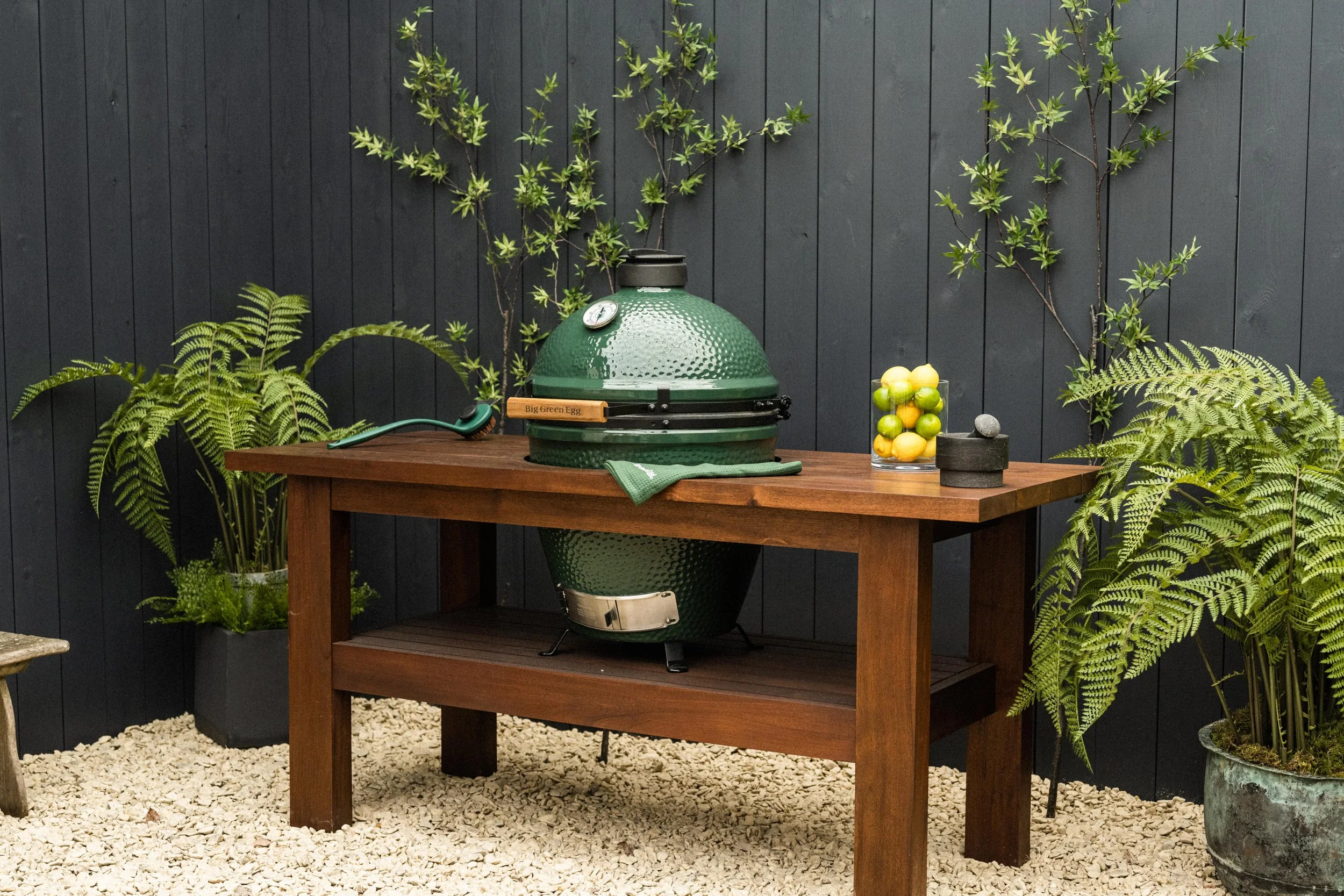 2. Bases - Large in Mahogany Table - © Big Green Egg UK.jpg
