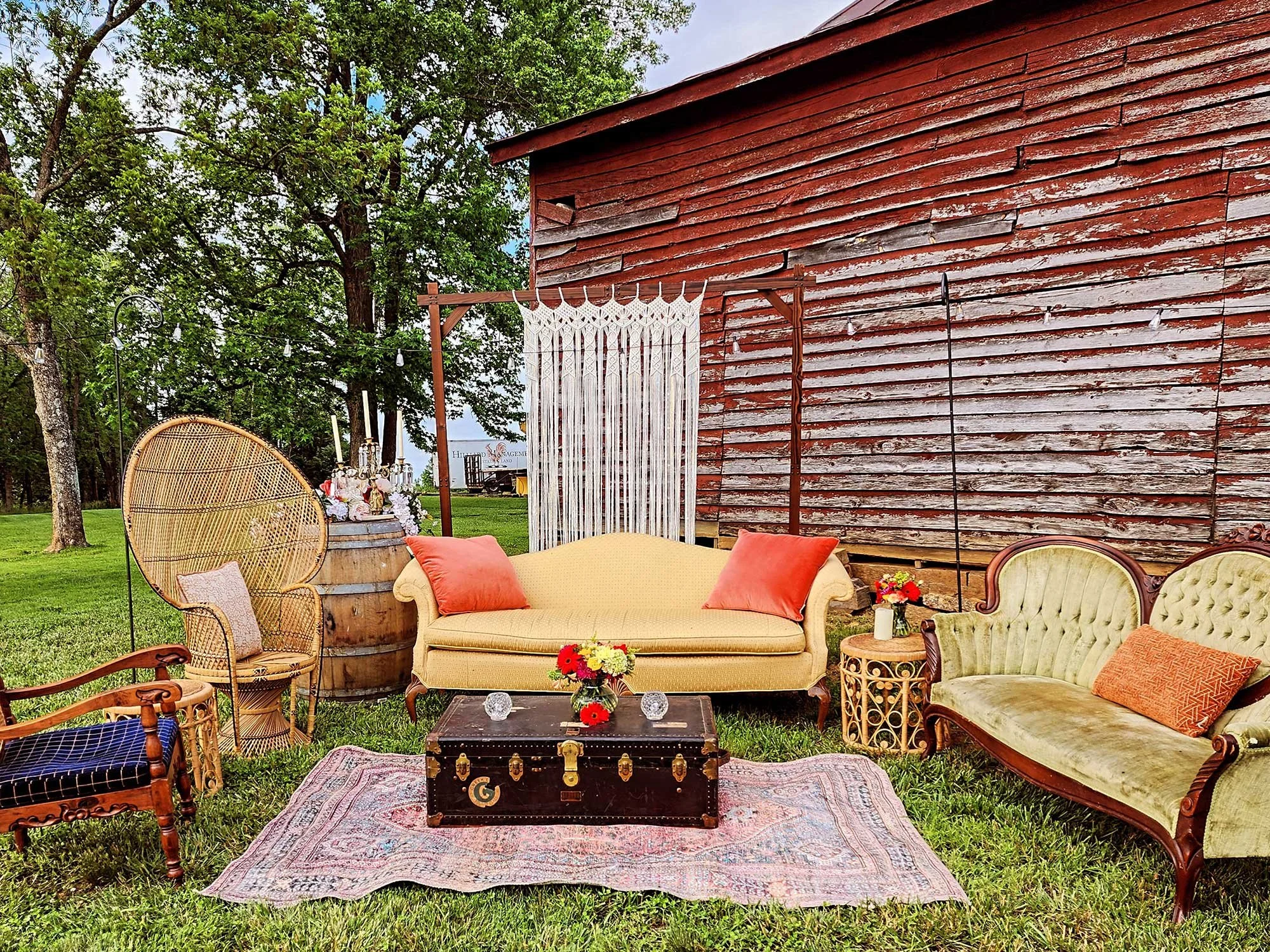 Relax, unwind, and sip in style. 🍸✨  Our cozy sitting area is the perfect spot to enjoy great drinks and even better company!