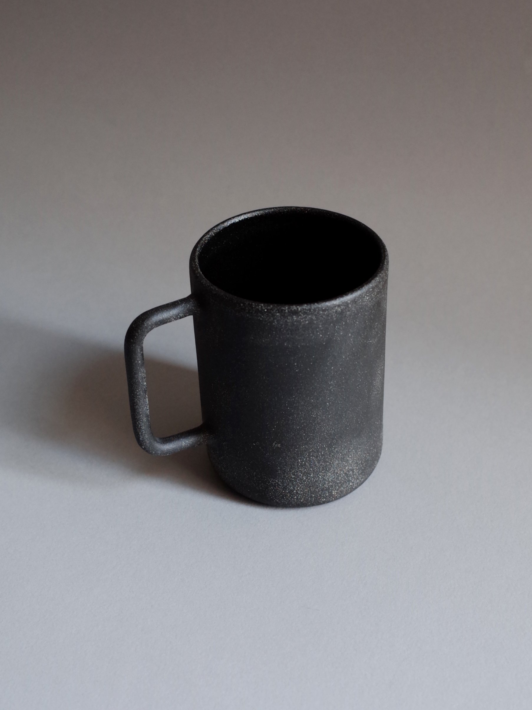 mug_l_black_02.jpg