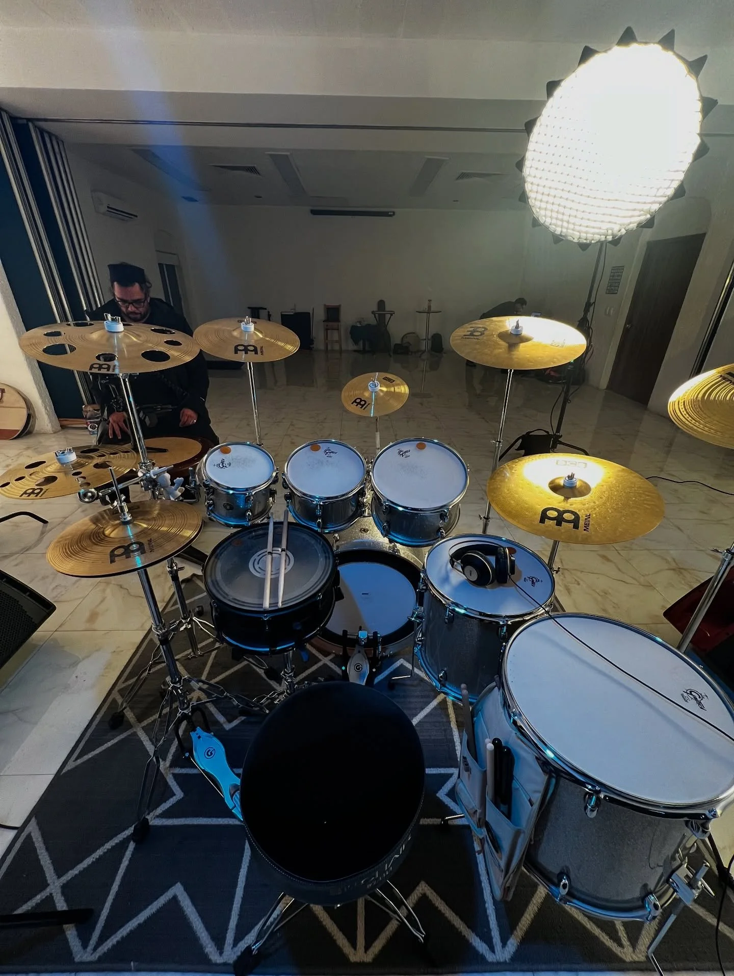 &iexcl;Hoy es d&iacute;a de estreno! La Sombra hace su premiere en video, a las 9:00 de la noche en You Tube, VEVO y alexdialoga.com

Today is premiere day! La Sombra makes its debut on video, at 9:00 pm on You Tube, VEVO and alexdialoga.com

😎🎸🥁?