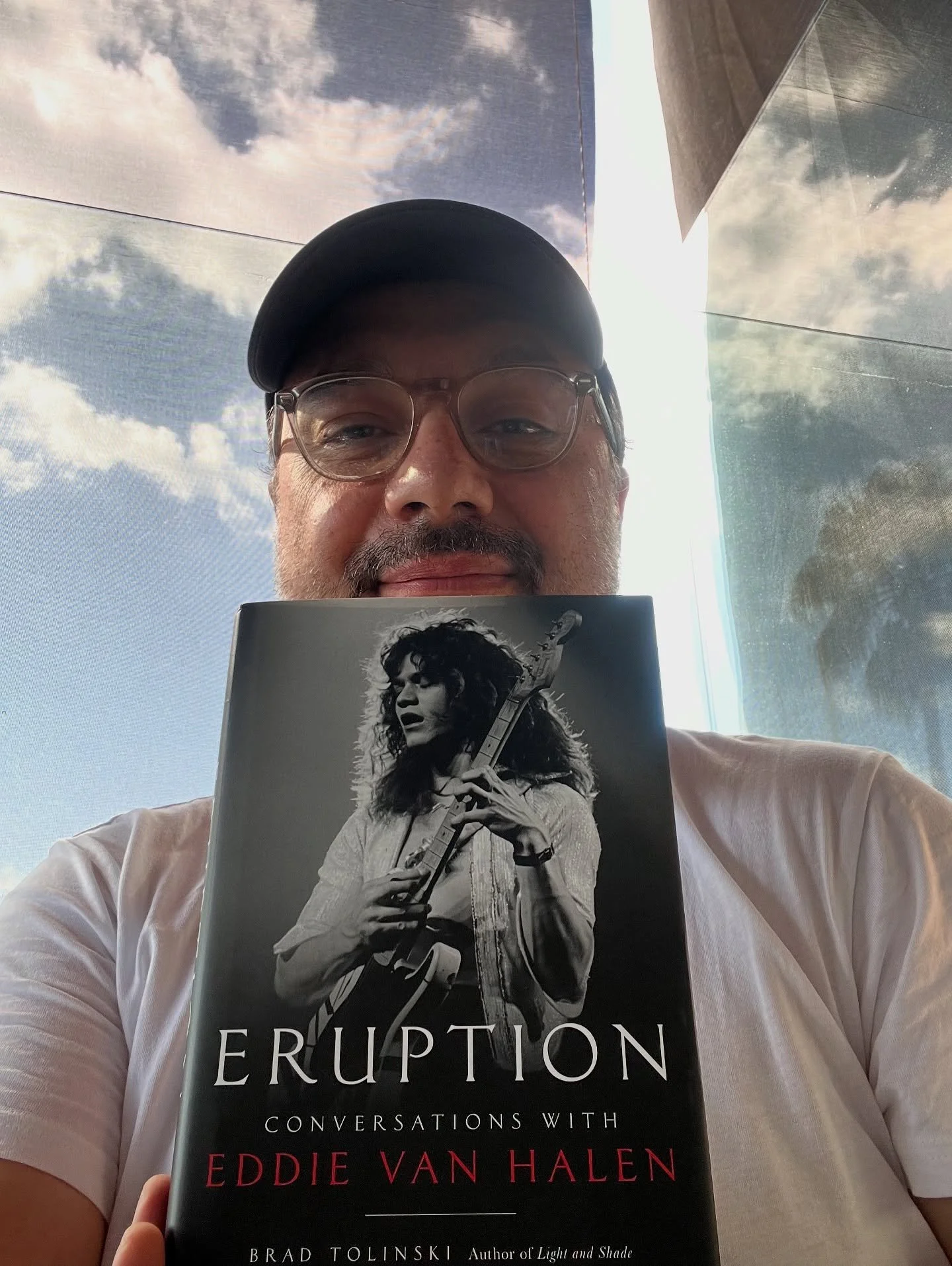 Y con mi intenci&oacute;n de compartirles libros de m&uacute;sica de mi biblioteca, en esta ocasi&oacute;n les presento Eruption: Conversaciones con Eddie Van Halen. Es un libro que se escribe despu&eacute;s de la muerte de Eddie en el 2020 y que est