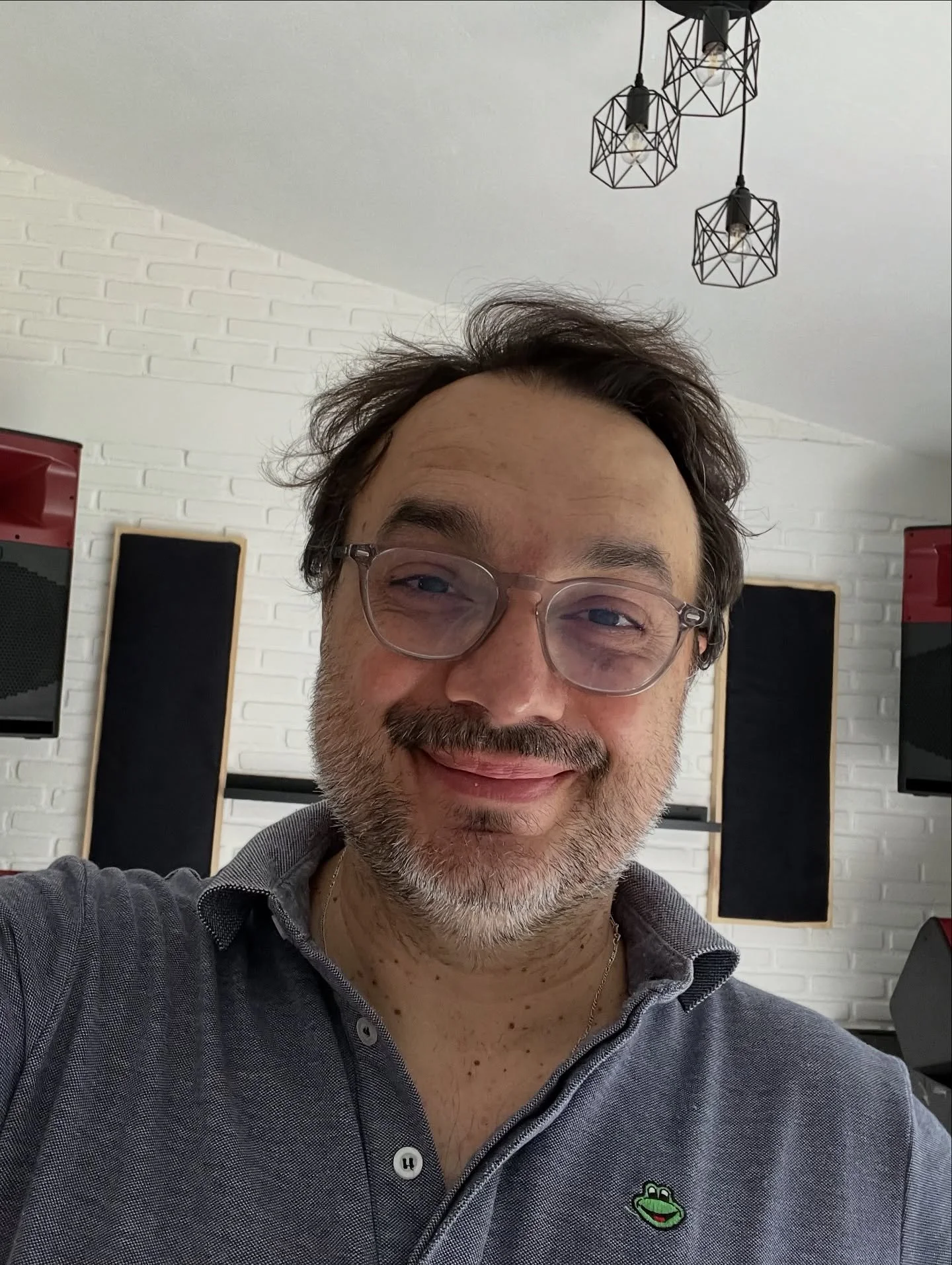 &iexcl;Feliz inicio de semana! / Happy start of the week! 😎🎸🥁🎹🎶👽👍☺️🤗🥰🎥📼 #alexdi&aacute;loga #cu&aacute;ntica #vig&eacute;simoaniversario #lasombra #nuevovideo #estreno #discodevinilo #rockelectr&oacute;nico #m&uacute;sicaoriginal #newmusic