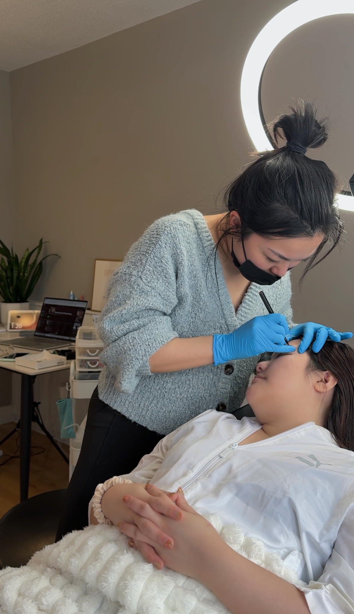 A brow artist in Toronto is performing nano brow procedure on a client