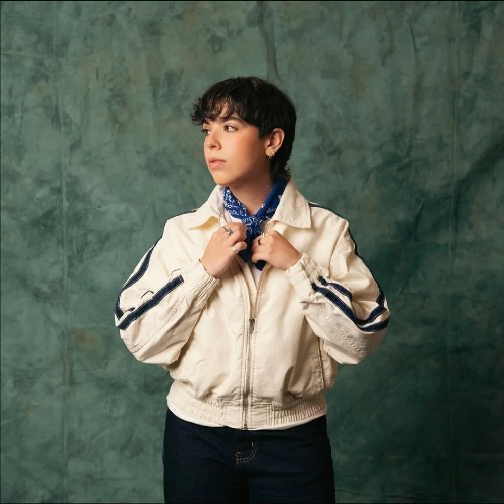 Este EP fue una monta&ntilde;a rusa desde el principio🎢 

Sincronizados: Fun fact esta canci&oacute;n la escrib&iacute; en el colegio! Desde ese entonces no sali&oacute; de mi cabeza. Yo sola en un practice room con una guitarra desafinada que algui