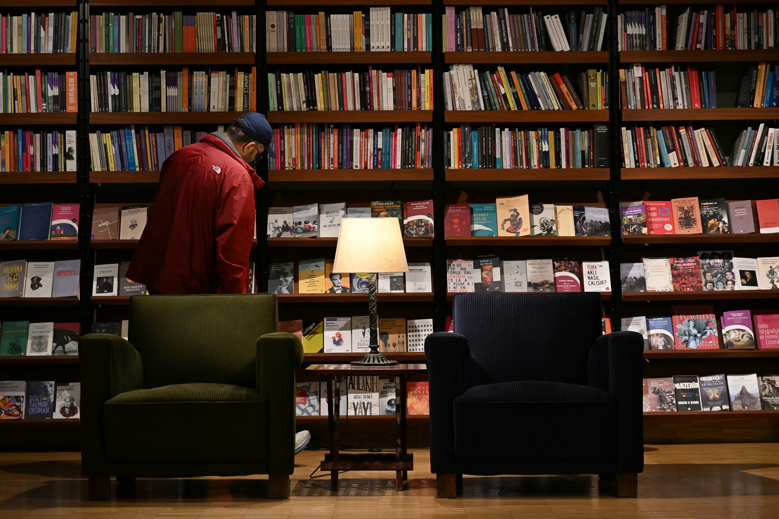 We judge books by their covers, but we resent them by their blurbs