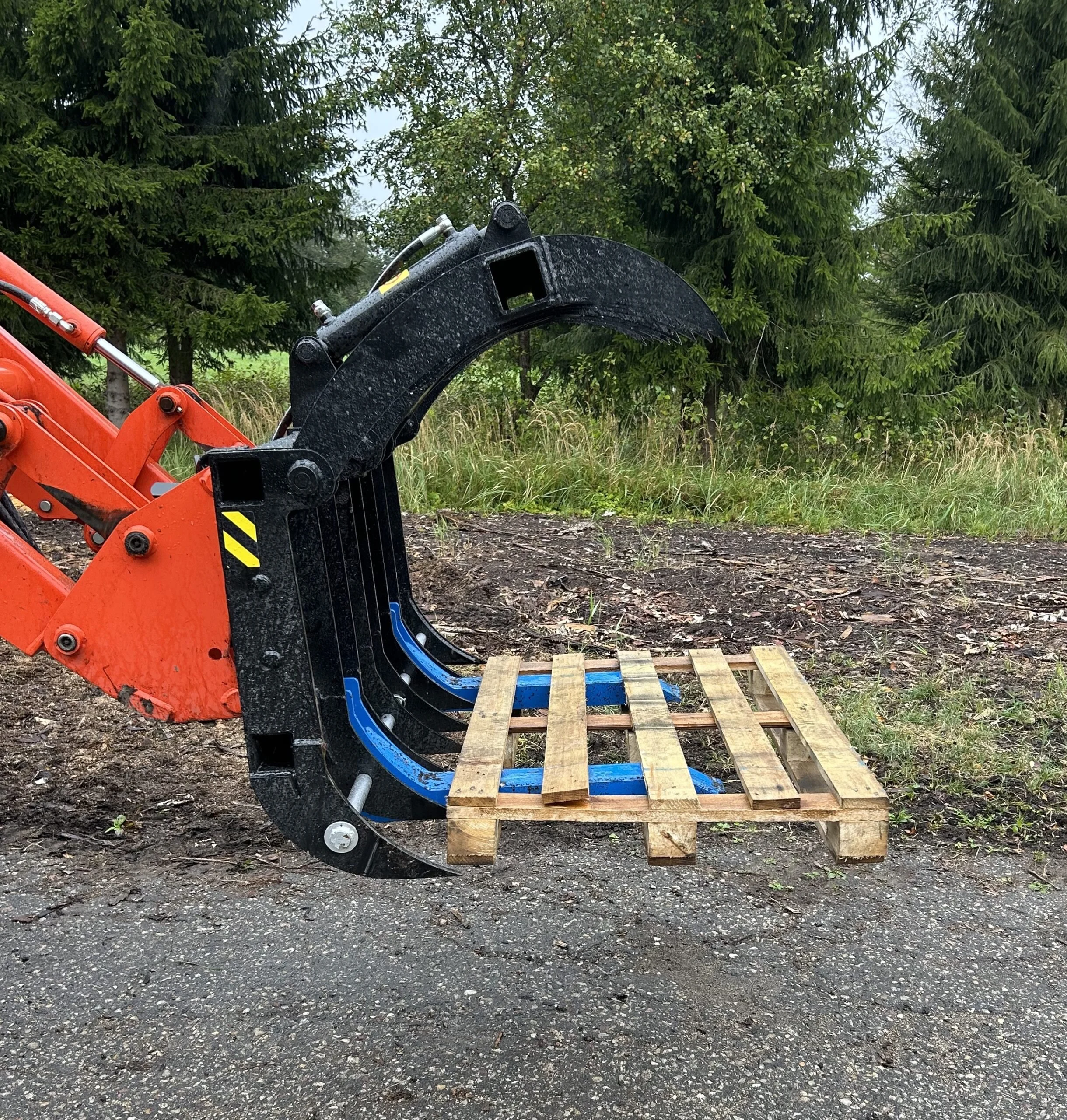 Teisaldatavate-kappadega-kerge-juurimise-reha-haarats-KRH-1500With-movable-paws-light-rake-grapple-KRH-1500-8-scaled.jpeg