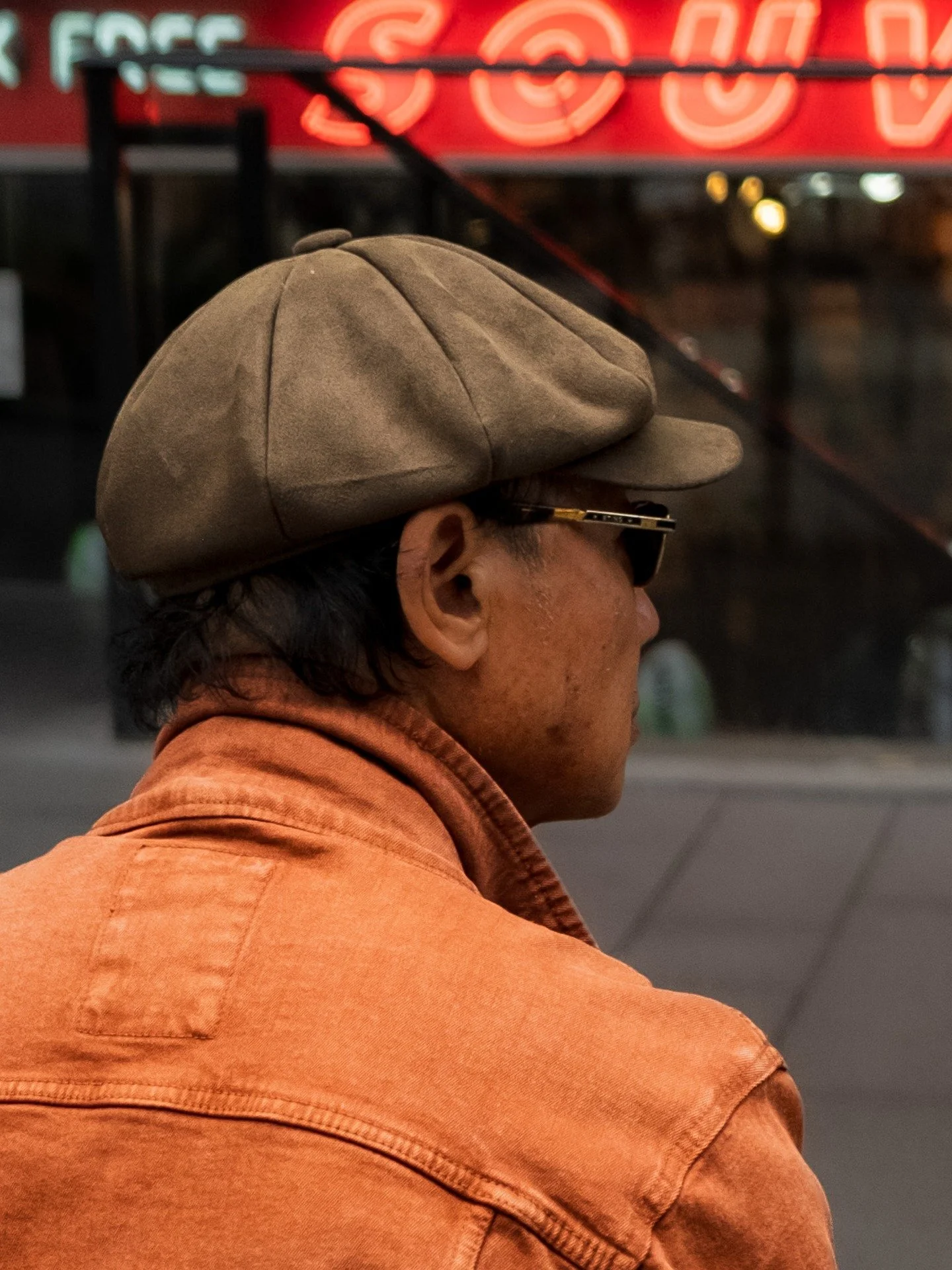 SydStreets // Vol. 1 🇦🇺

Everyone is sitting, waiting for something...

Which frame stands out to you?

#sydneystreetphotography #fujifilm_au #x100v #streetclassics #sydneylocal #sydstreets #greenblooded #streetportraits