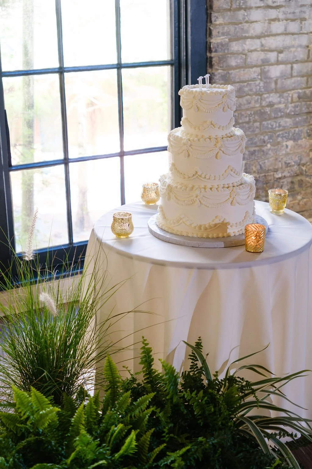 wedding-cake-table-surrounded-by-plants-jungle-truck.jpg