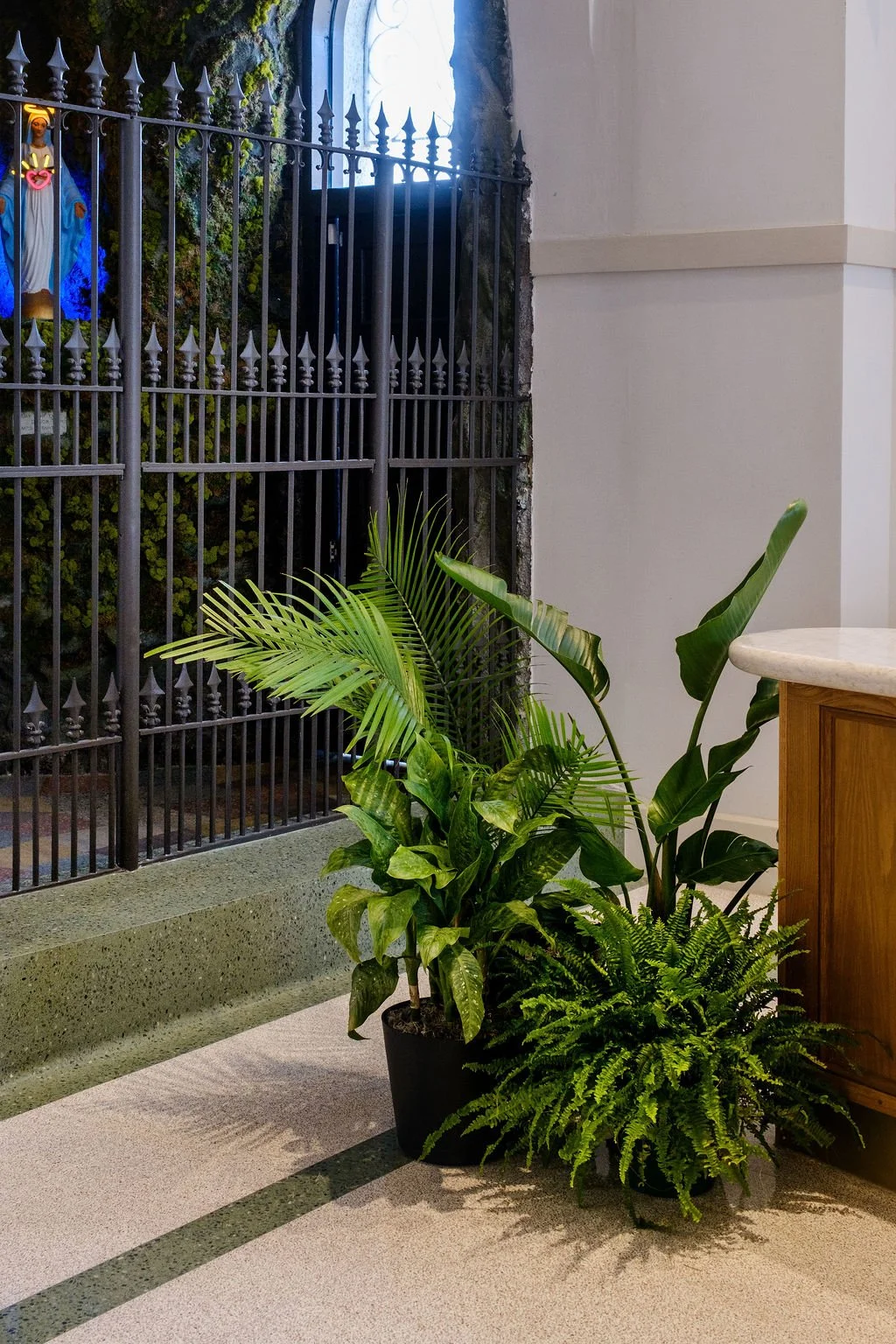 new-orleans-plant-rentals-wedding-bar-plant-installation.jpg