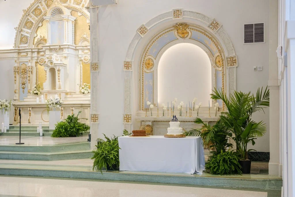 new-orleans-plant-rentals-wedding-cake-table-lush-greenery.jpg
