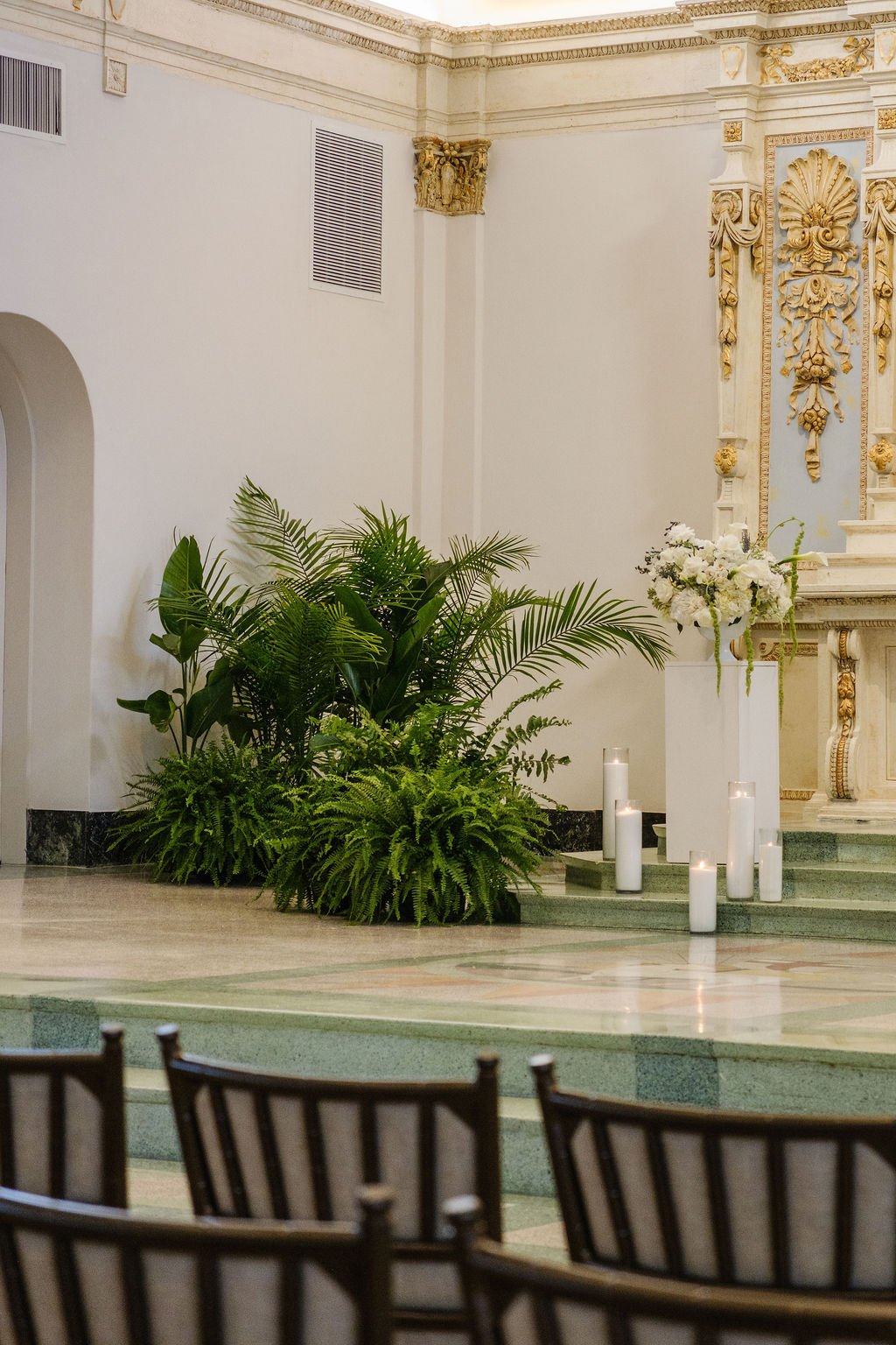 new-orleans-plant-rentals-wedding-ceremony-arch-dense-greenery.jpg