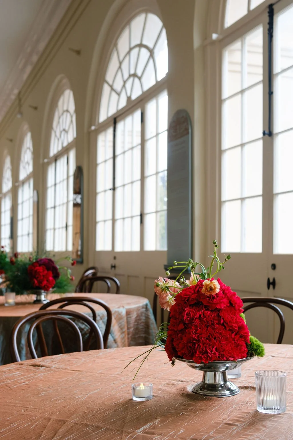 New Orleans floral decor and greenery rentals for events. Statement tropical arrangements with coordinating seasonal florals.