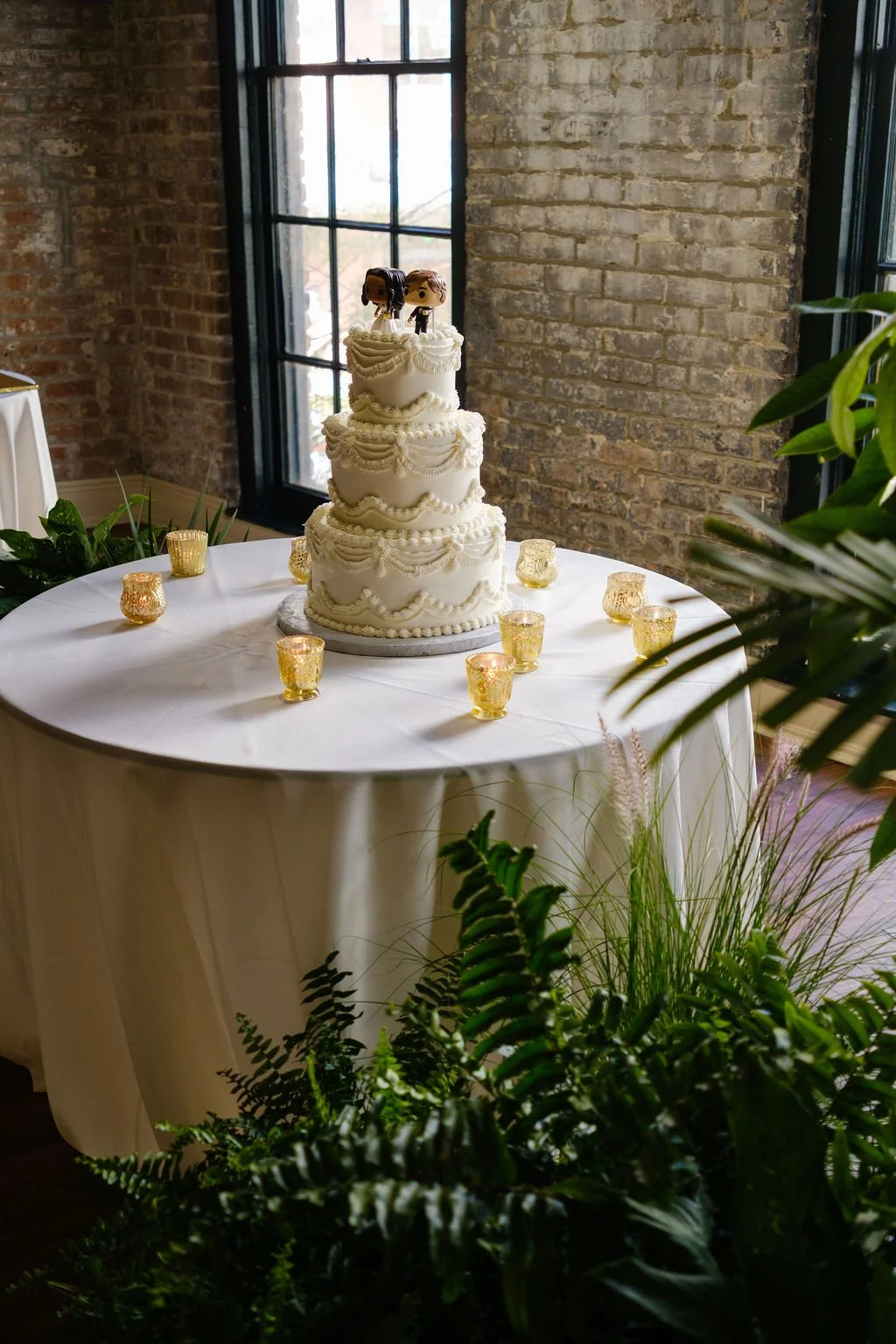 jungle-truck-wedding-lush-greenery-cake-table-and-bar.jpg