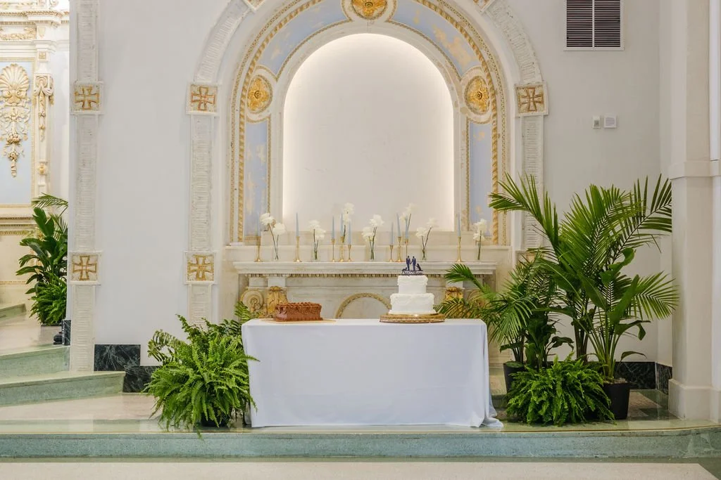 new-orleans-plant-rentals-wedding-cake-display-greenery.jpg