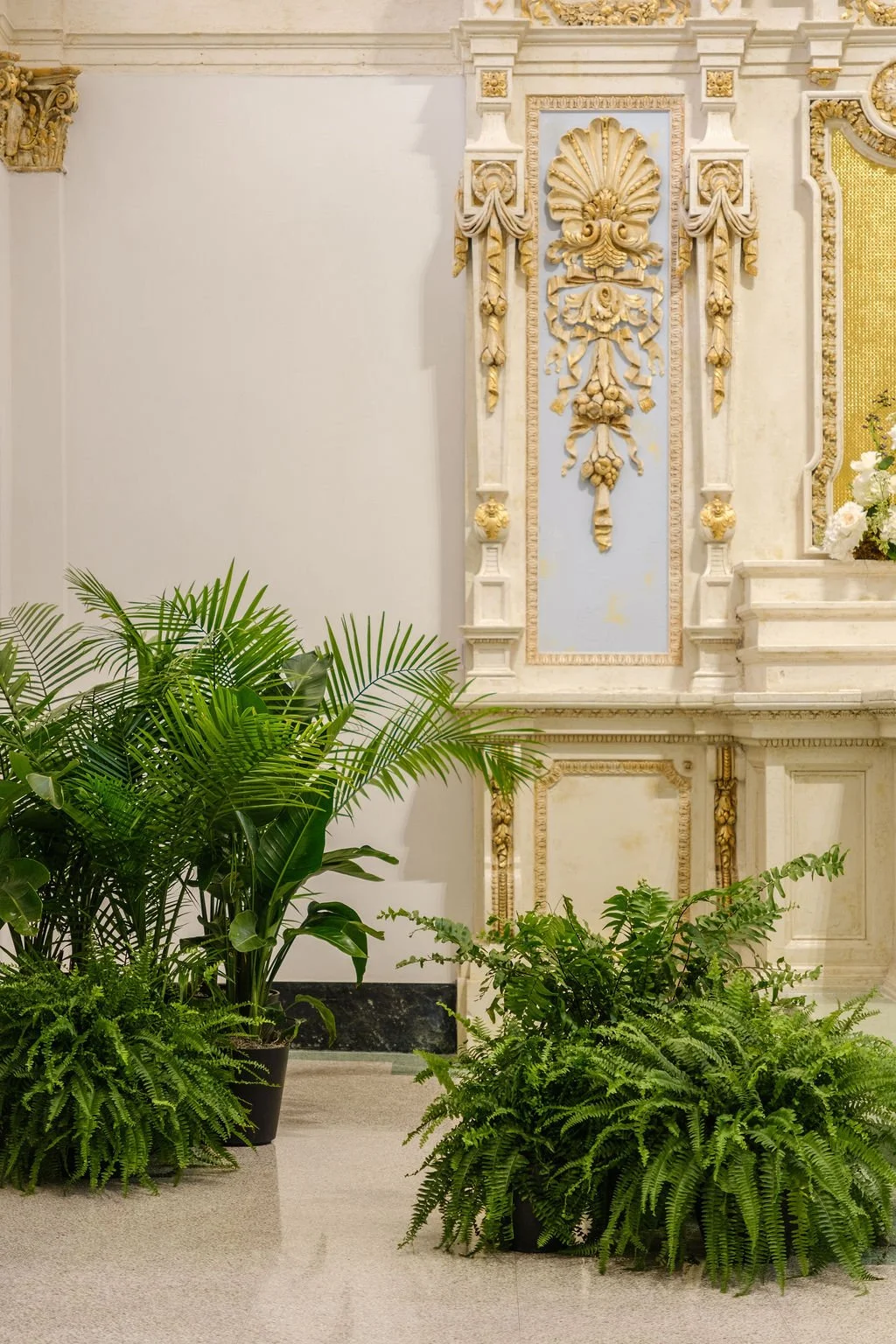 new-orleans-plant-rentals-wedding-ceremony-arch-full-tropical-greenery.jpg
