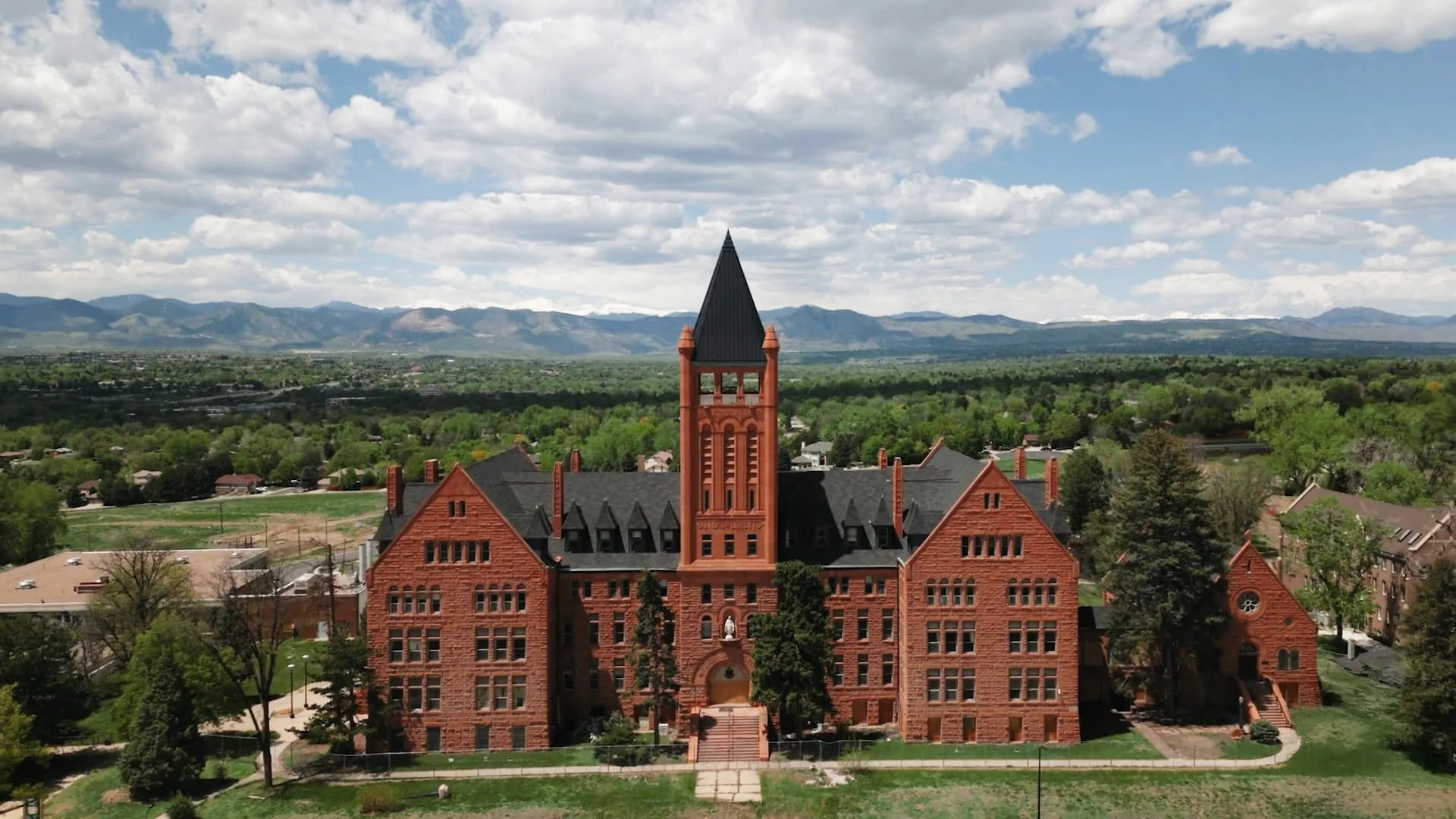 Commún is active on the Loretto Heights Campus!