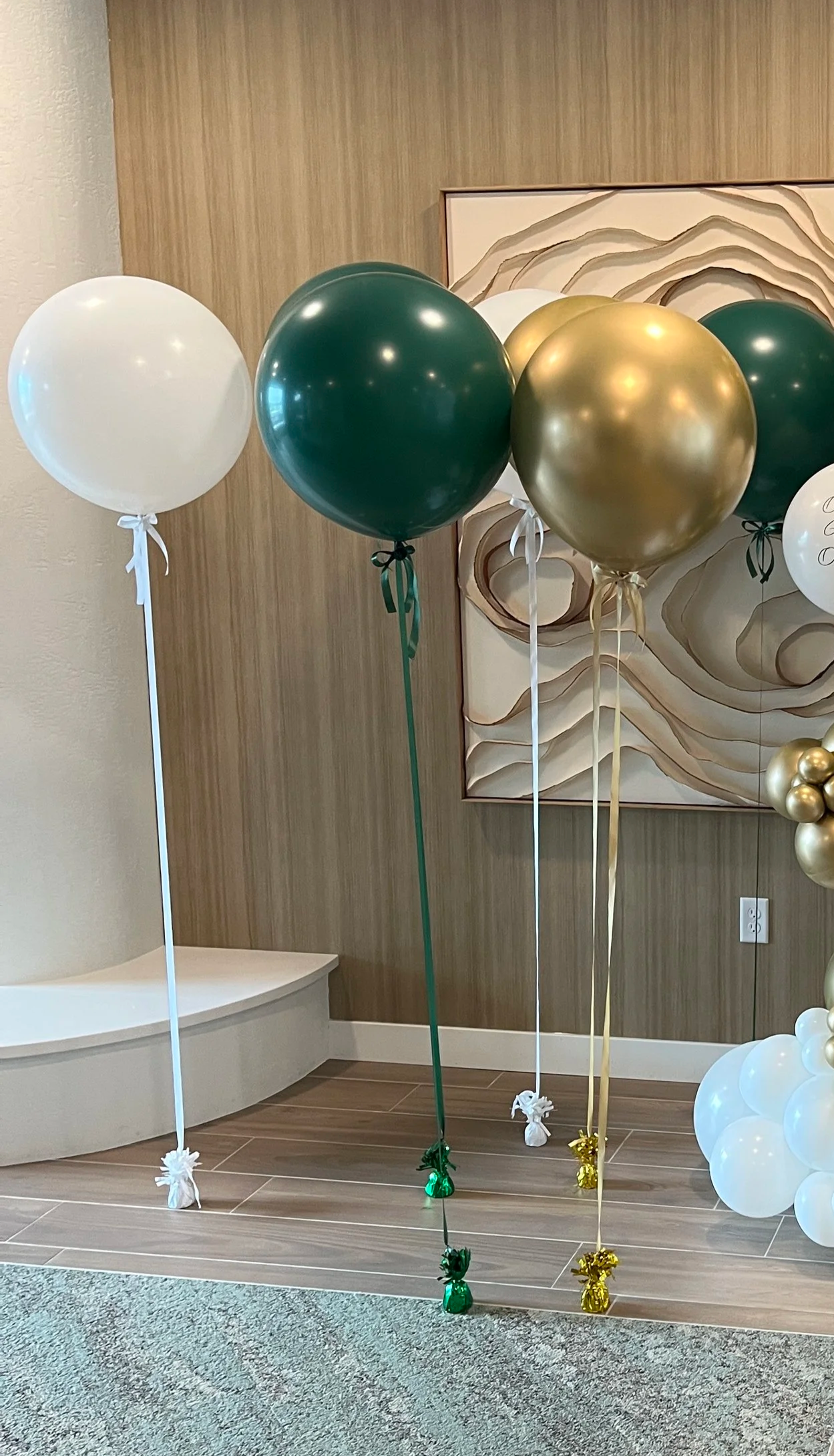 JumboHeliumBalloons%26Free-StandingGarland.png