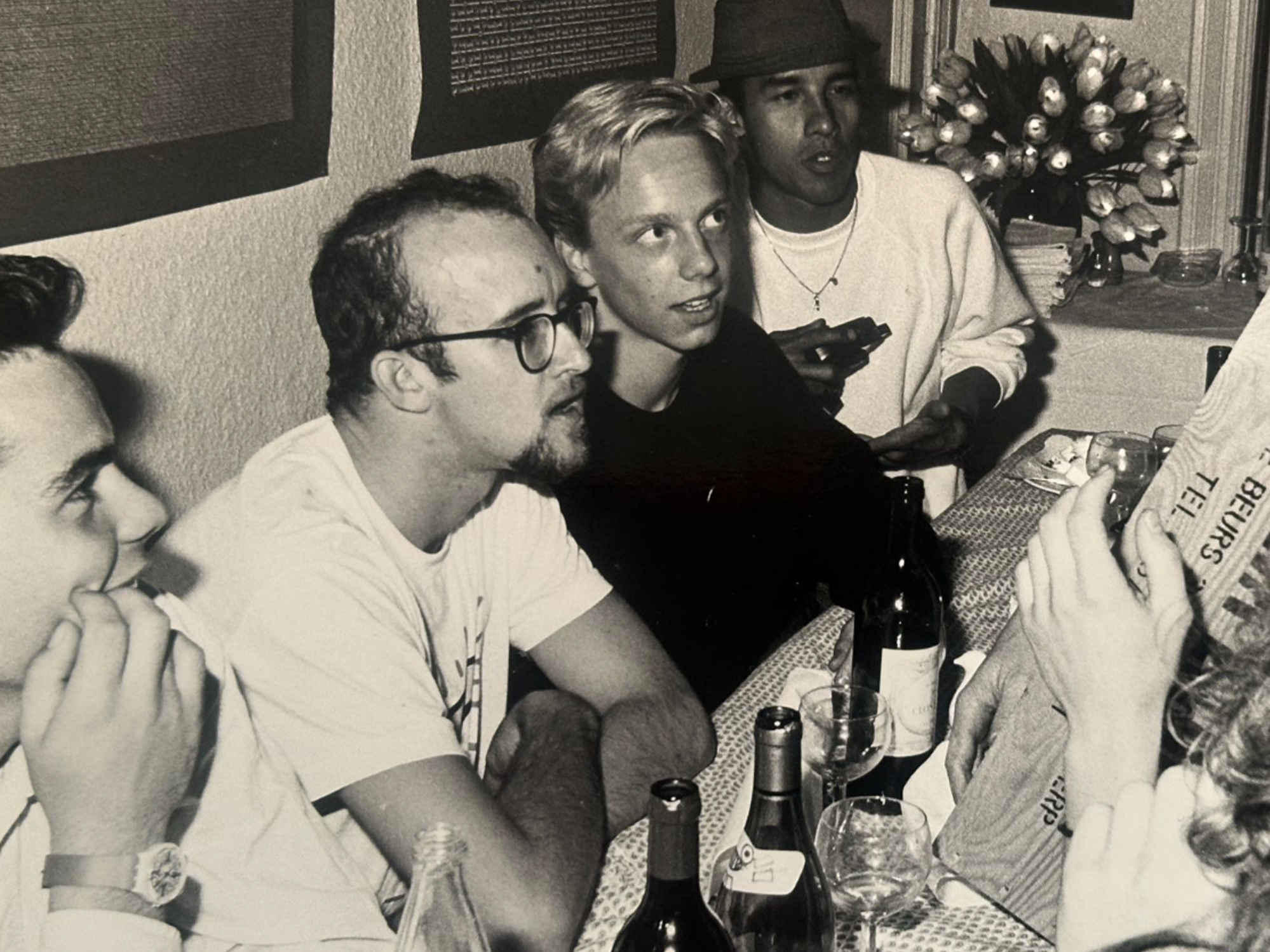  Keith Haring in Restaurant Euterpia na de opening van zijn tentoonstelling. 
