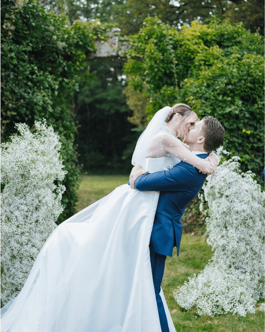 Buis hedges, bridal bliss.🌳

#ChateauDeMeridon #LoveMeridon #LuxuryDestinationWedding #DestinationWeddingFrance #DestinationWeddingParis #LuxuryWeddingPlanner #GardenCeremony #ChateauWedding