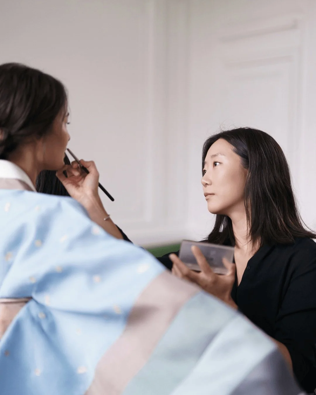 One last touch, one deep breath. 🫧

💄@jiyoungyangbeauty 
📸 @pascal.vo 
👘 @hanboklynn 
💃 @irinalii 

#ChateauDeMeridon #LoveMeridon #LuxuryDestinationWedding #DestinationWeddingFrance #DestinationWeddingParis #LuxuryWeddingPlanner #RoyalSuite #We