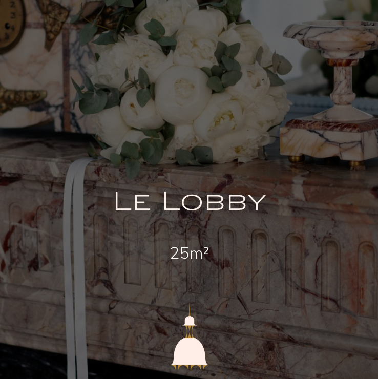 Une réception dans un hall avec une grande bouquet de fleurs blanches, un comptoir en marbre et une lampe suspendue