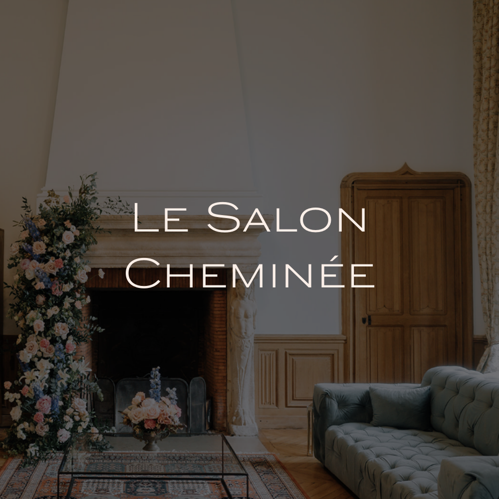 Une cheminée ornée de fleurs dans un salon élégant, avec une indication de 50 m².