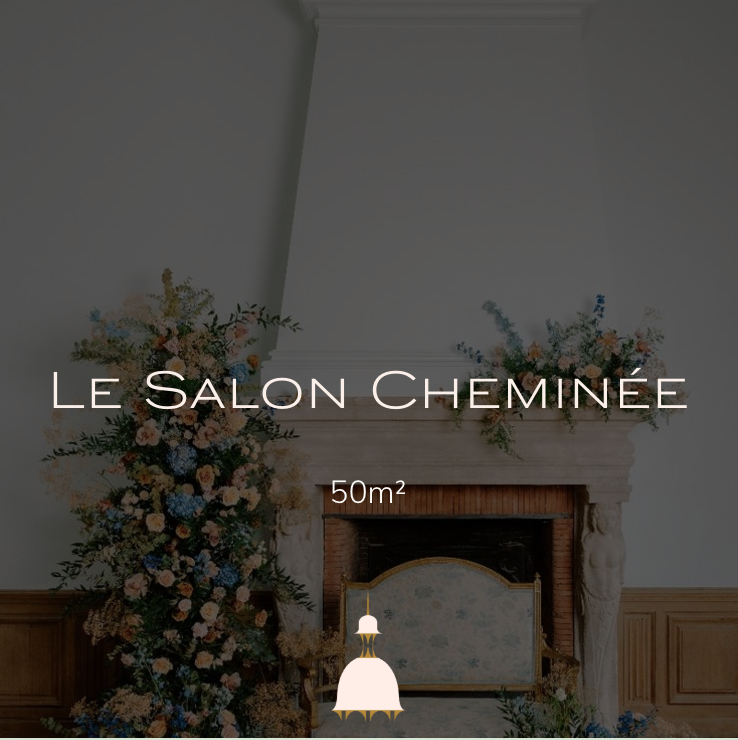 Une cheminée ornée de fleurs dans un salon élégant, avec une indication de 50 m².