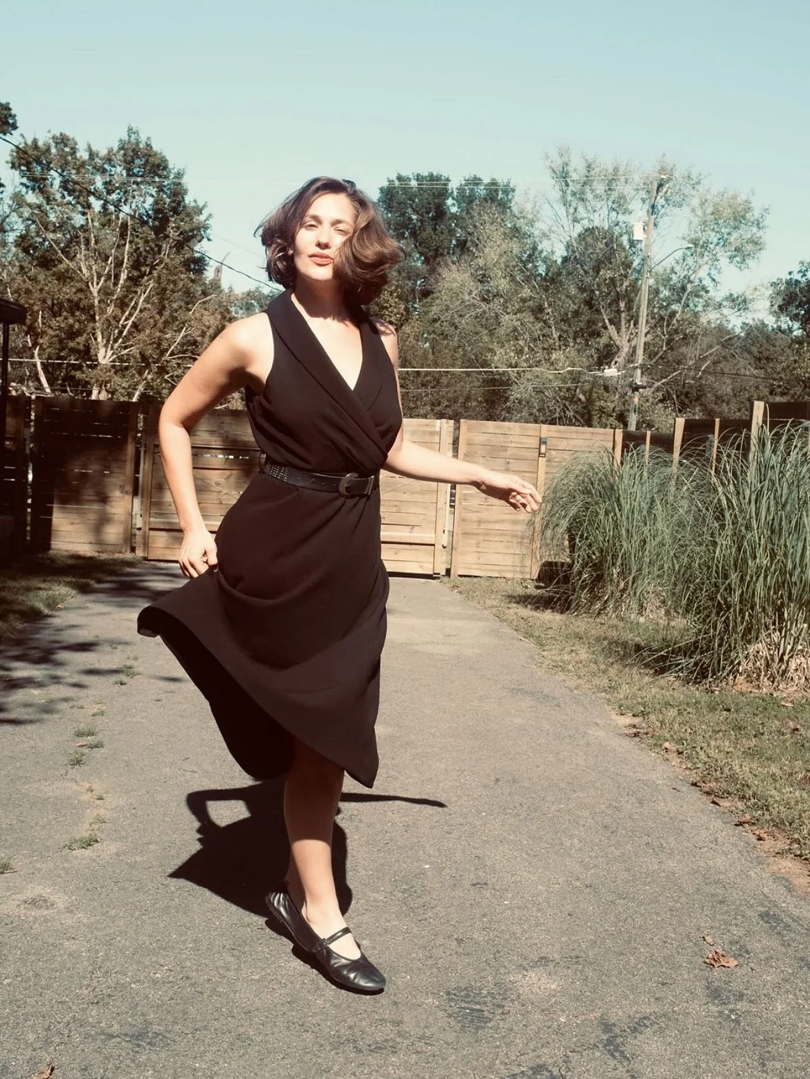 Spinning in the driveway with @kateyorkphotography 🖤