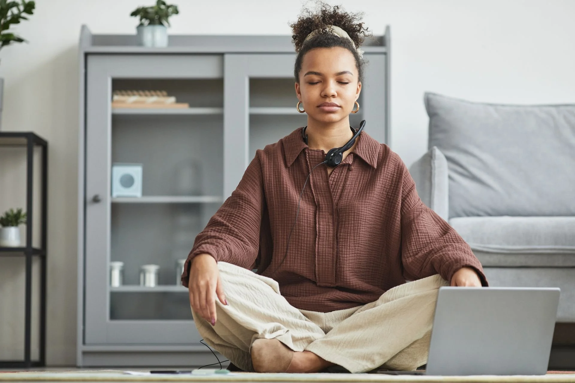 Mindfulness at work and gentle attention practice in a calm workplace setting.