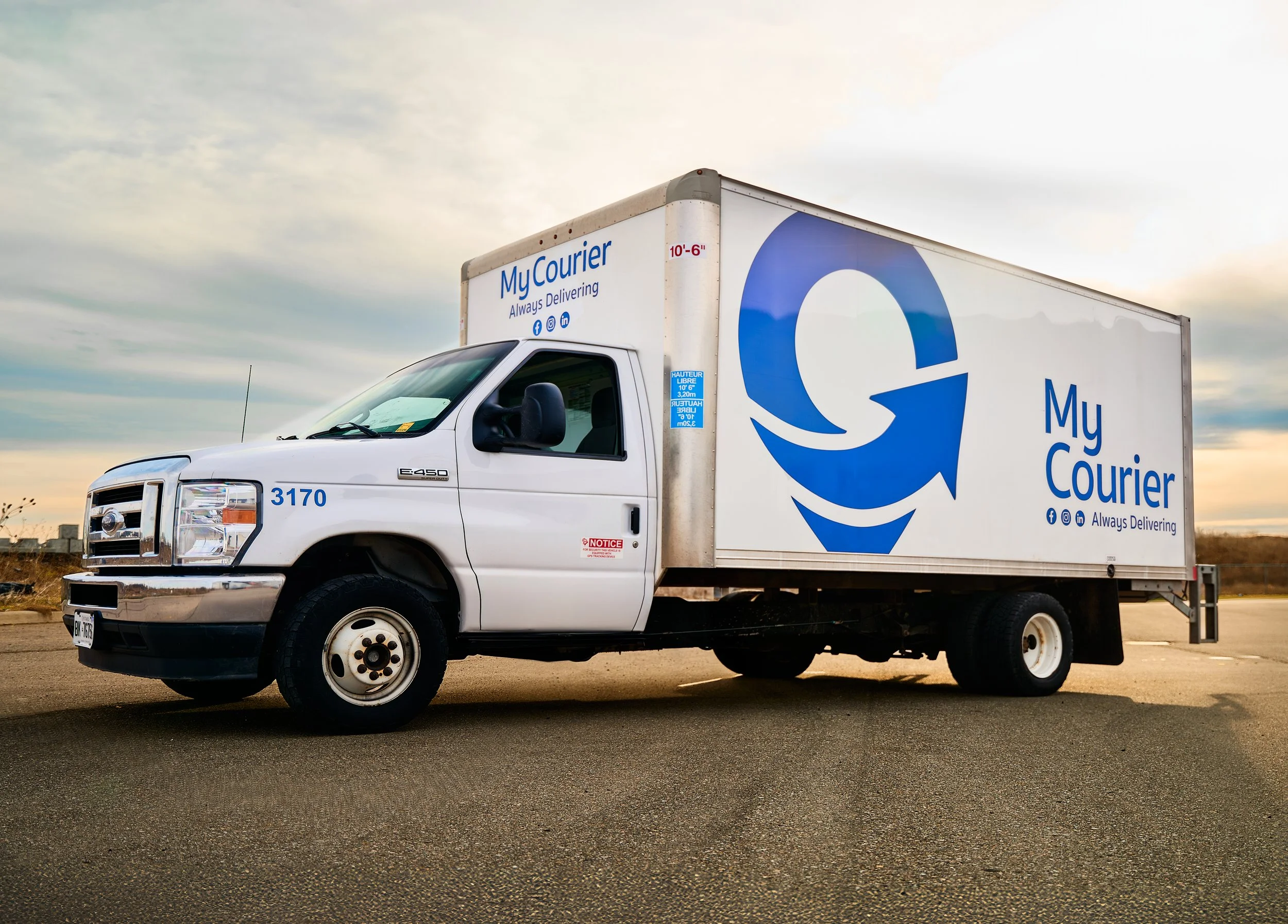 MyCourier Truck delivering big and bulky