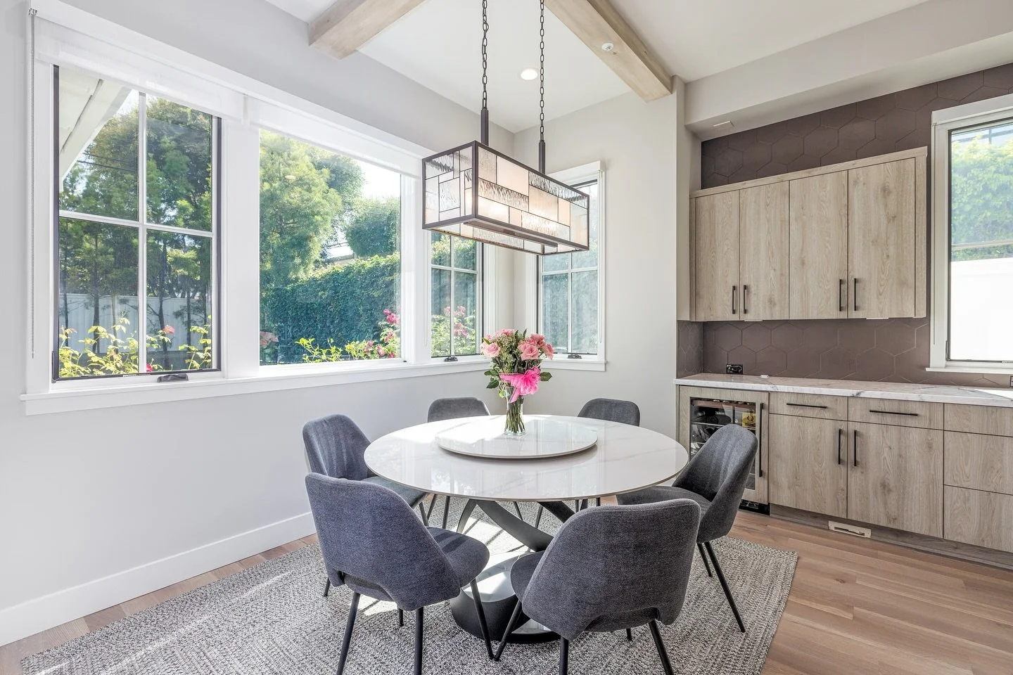 A breakfast table for six anyone? 

#larealestate #manhattanbeachrealestate #luxurydesign #laarchitecture #realestatephotography#southbayrealtor #beachcitiesrealestate