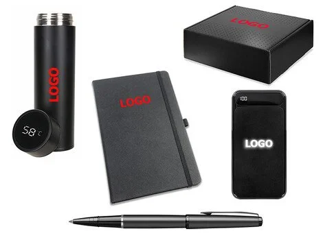 Siyah termous, defter, kutu, telefon ve kalem, hepsi üzerinde kırmızı ve beyaz logo alternatifleriyle.