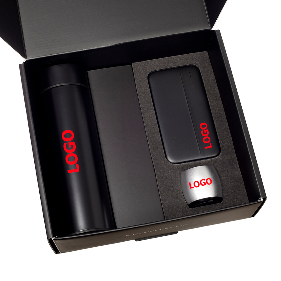 Siyah termos, siyah power bank ve küçük bir cihaz, hepsi kutu içinde ve üzerinde kırmızı renkte 'LOGO' yazısı var.