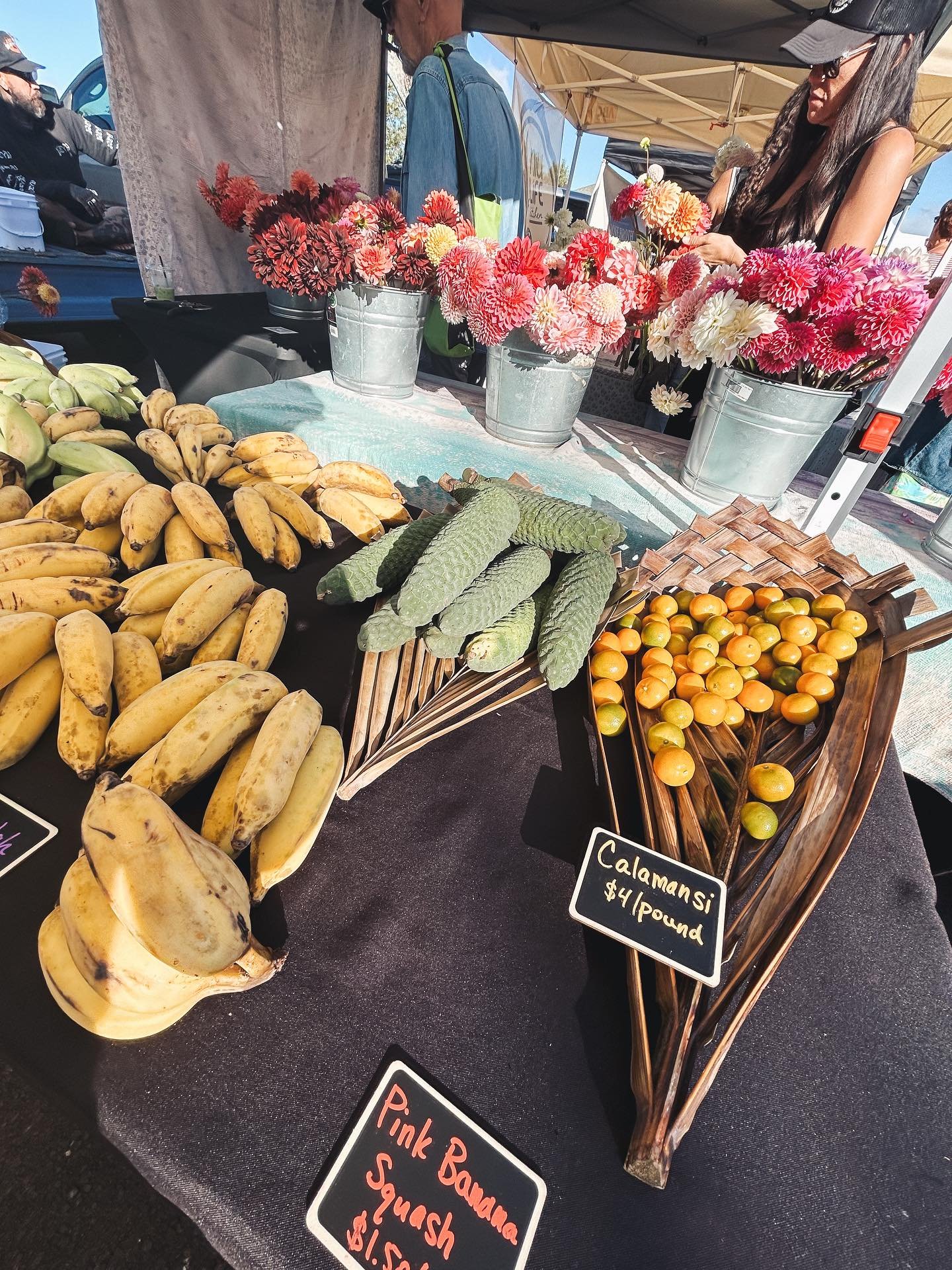 Market morning, sunshine, loved ones, a healthy body. 

Too blessed to be stressed!

Open until 8PM tonight! Smoothie and I say station closes at 4 PM - botanical elixir night from 5PM - 8PM