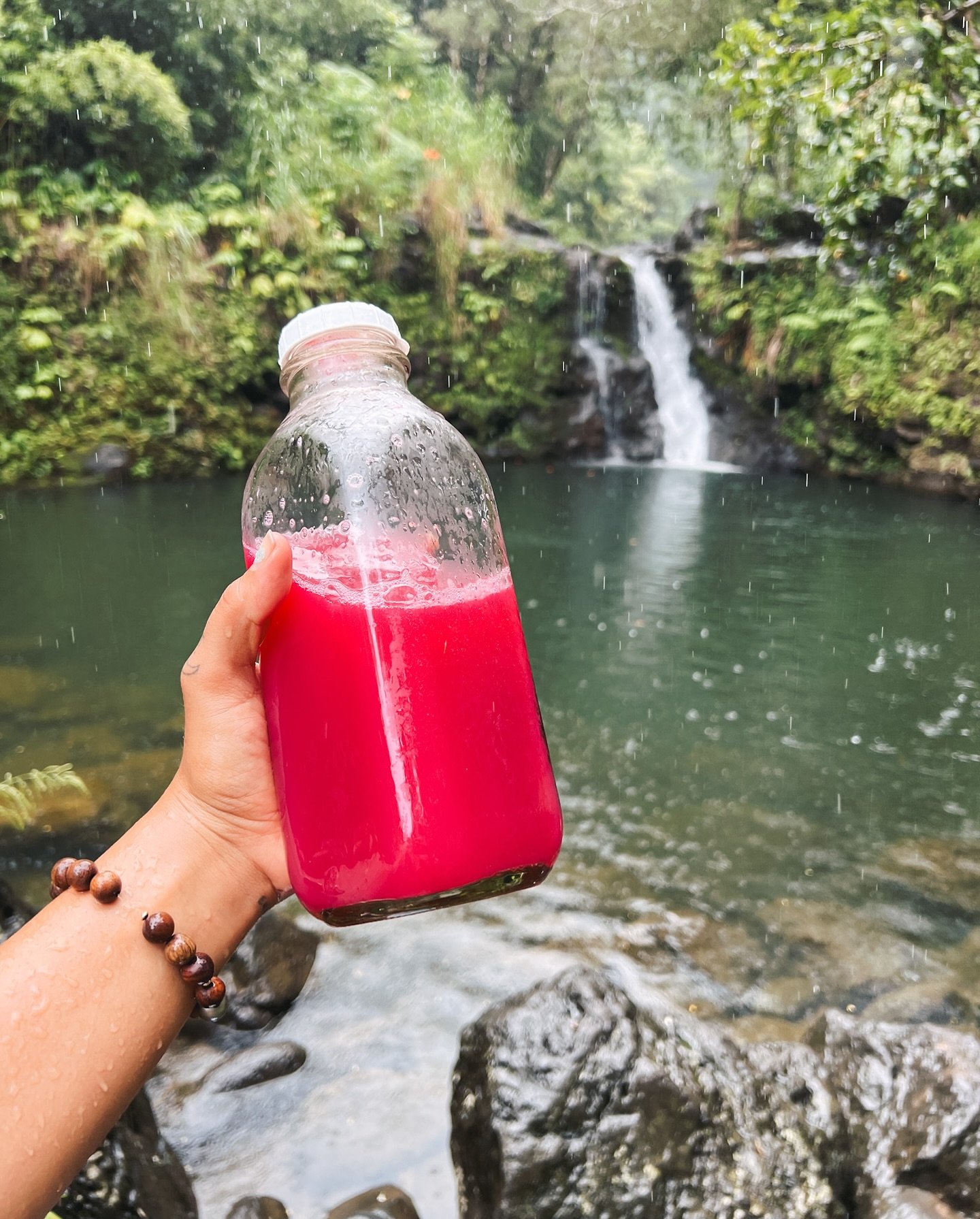Hydrating on a cellular level internally and externally. We give thanks to mother nature&lsquo;s medicine 🫶🏼 it&rsquo;s the best day when you can enjoy this islands beauty with a juice in hand 🥰

See you soon for Happier Hour until 5pm!! ✨

Pack u