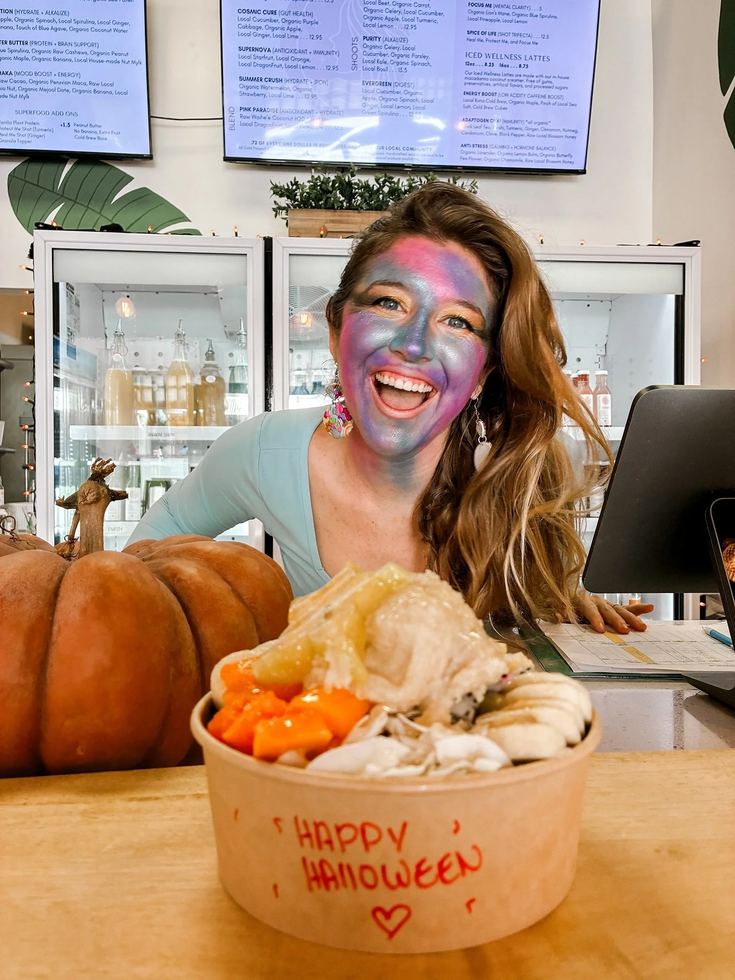 🎃 Happy Halloween! The vibes are bright, the juices are flowing, and the treats are nutritious ✨ enjoy $5 off any 6-pack of juice today! No tricks, just pure juice magic 🪄 

Can you guess which cold pressed juice Owner Emry dressed up as? 😅👏🏼💫
